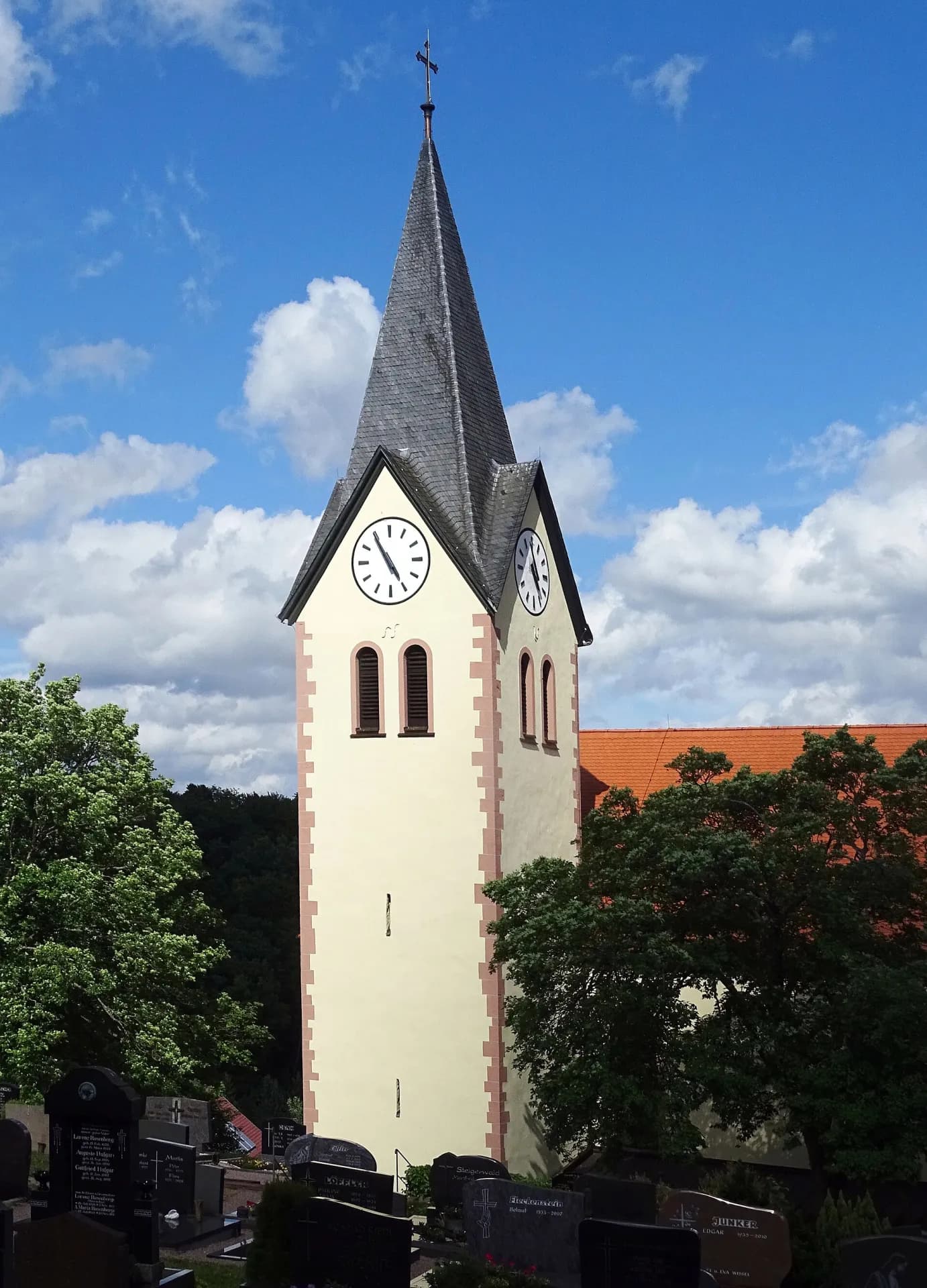 Kirchturm der Pfarrkirche St. Lambertus und St. Sebastian in Krombach