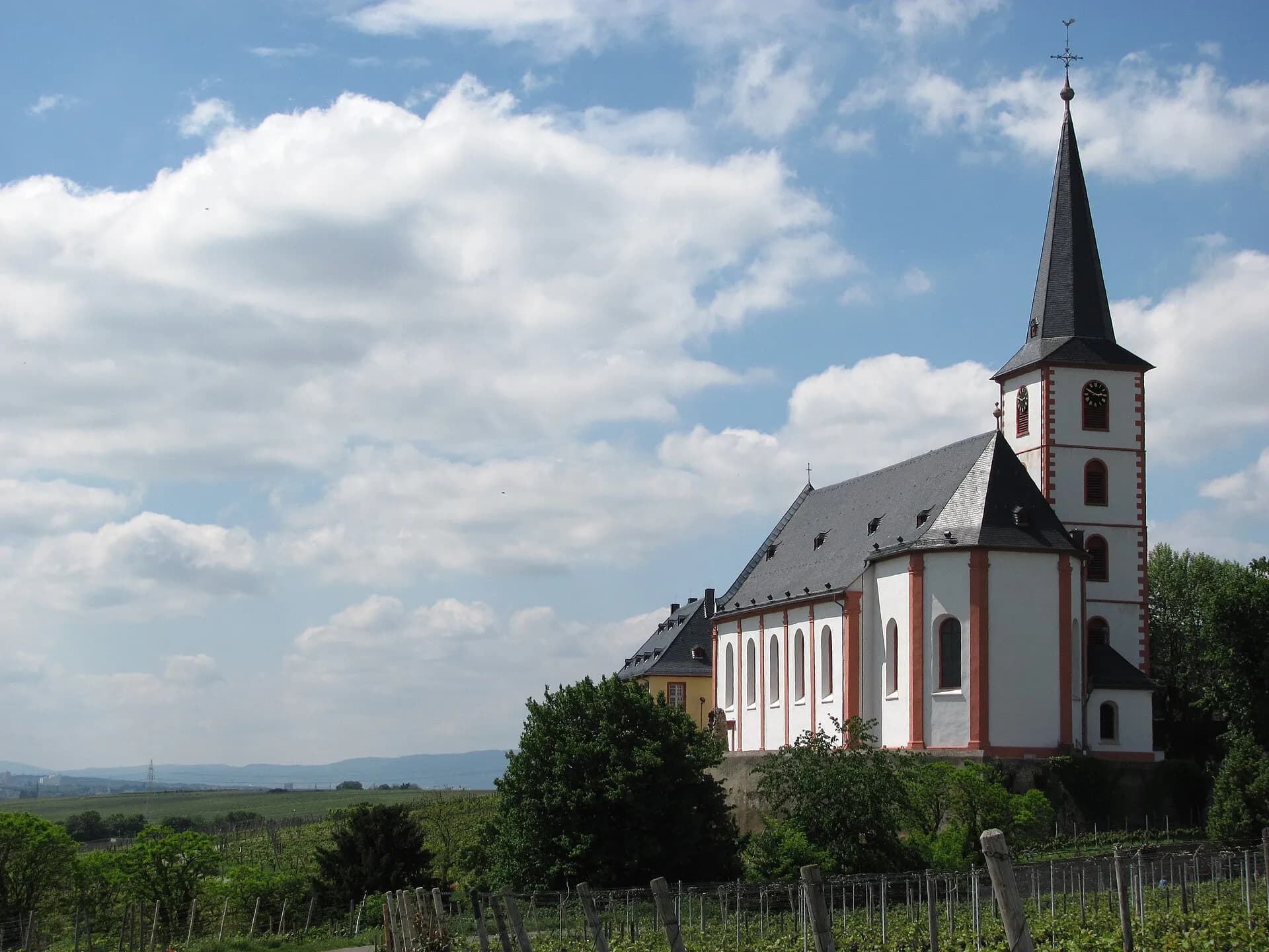Pfarrkirche Sankt Peter und Paul über dem Weinberg Kirchenstück in Hochheim am Main