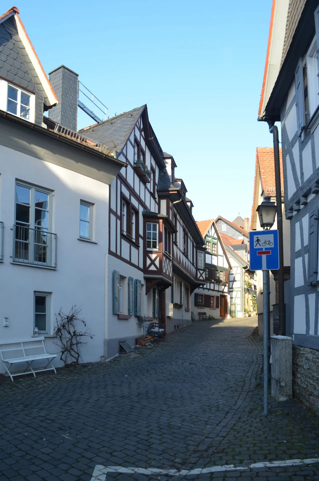 Kopfsteingepflasterte Pferdstraße in Kronberg im Taunus