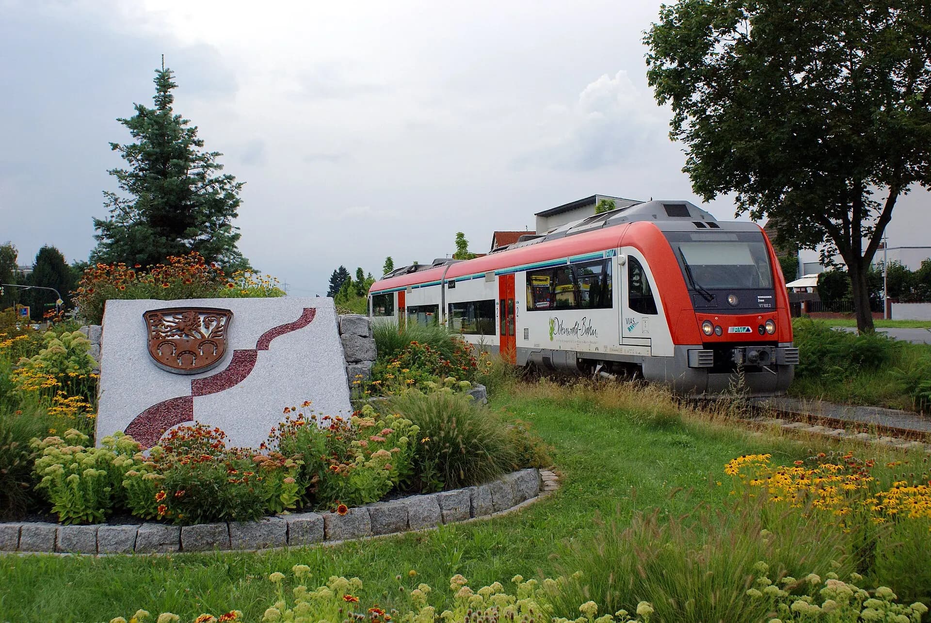 Triebwagen der Pfungstadtbahn am Ortsrand von Pfungstadt