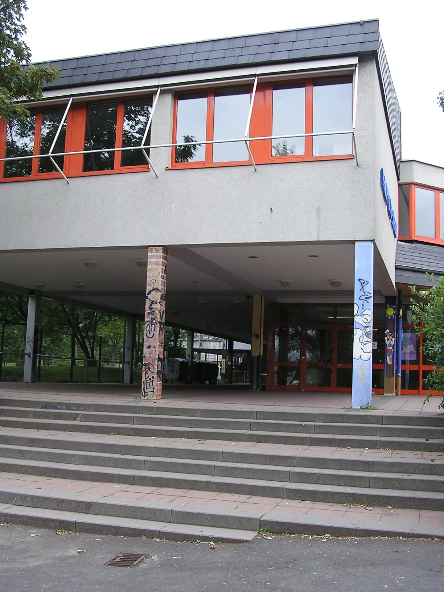 Eingang des E-Baus der Philipp-Reis-Schule in Friedrichsdorf
