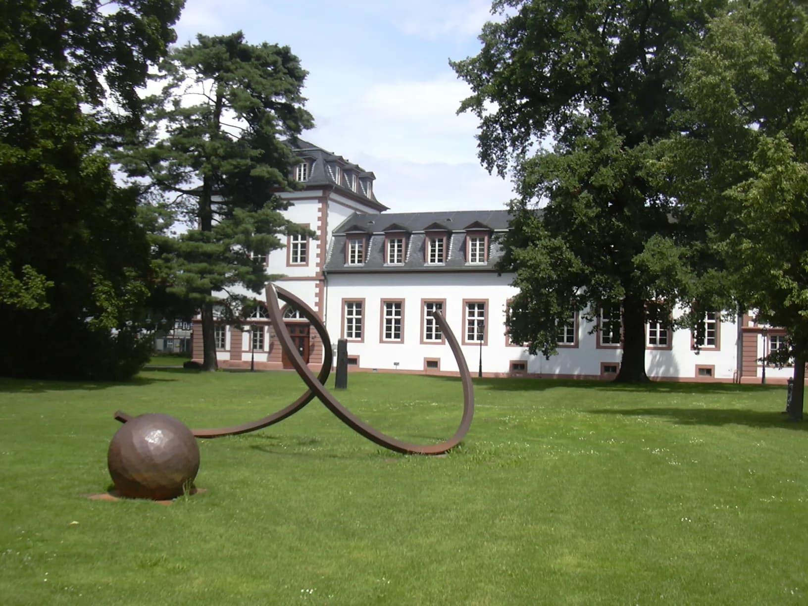 Skulptur im Ehrenhof von Schloss Philippsruhe in Hanau