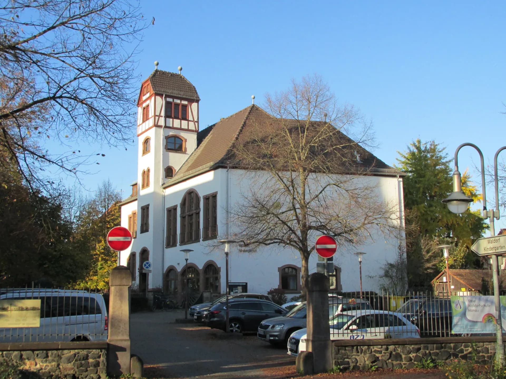 Gebäude mit Turmaufsatz an der Philippsruher Allee in Hanau-Kesselstadt