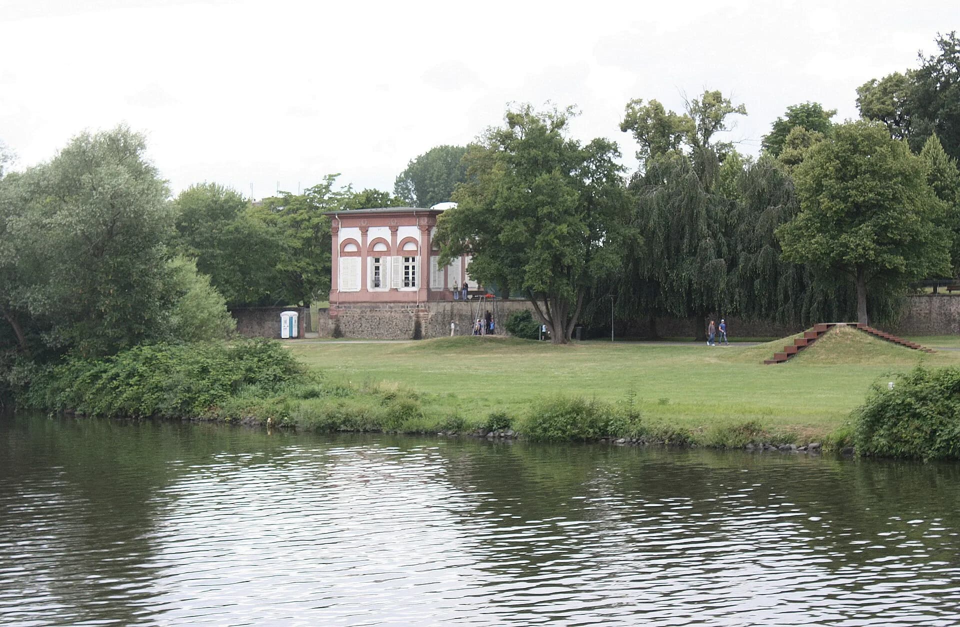 Blick über den Main zum Teehaus im Schlosspark Philippsruhe in Hanau