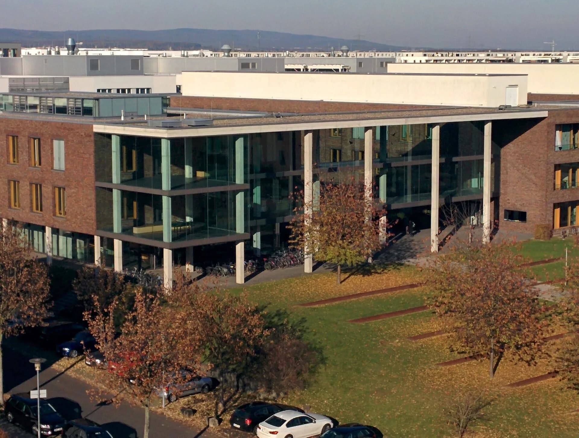 Physikgebäude am Campus Riedberg in Frankfurt von der Straße