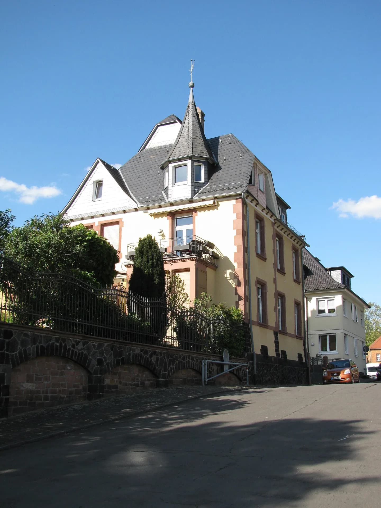 Villa mit Türmchen in der Pilgerstraße in Hanau-Großauheim