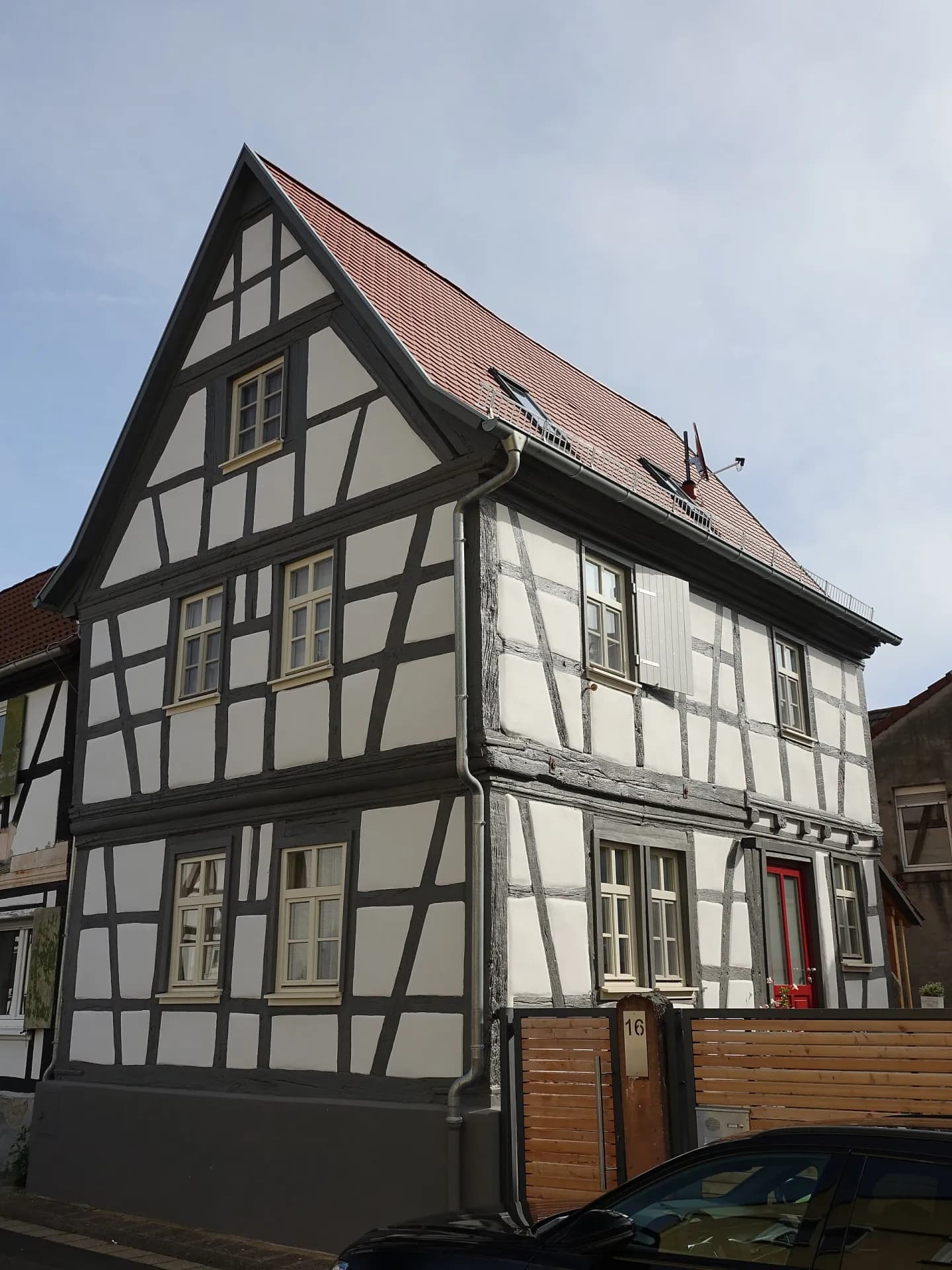 Fachwerkhaus mit hohem Giebel in der Planstraße in Hanau-Mittelbuchen