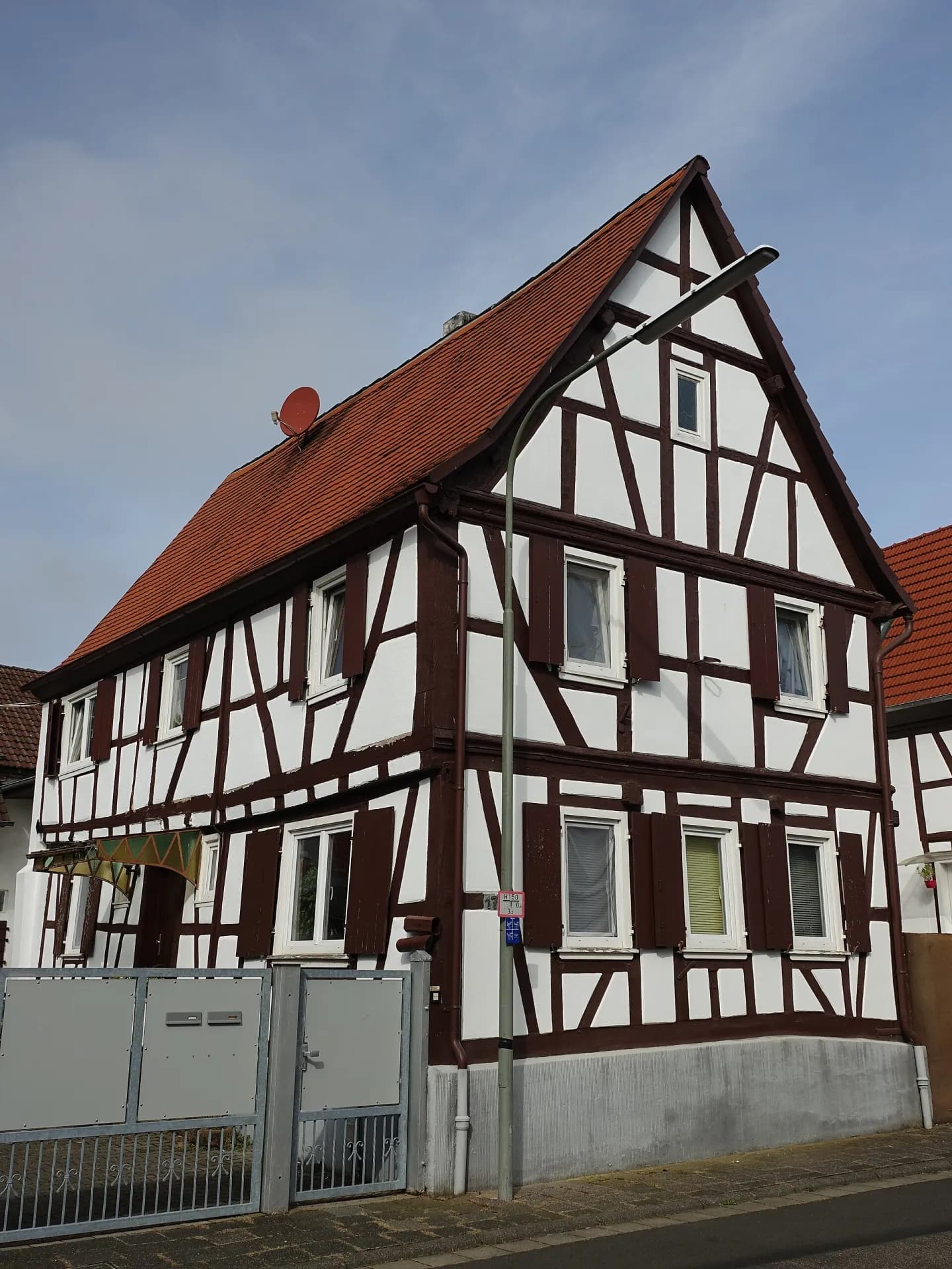 Fachwerkgiebel mit rotem Ziegeldach in der Planstraße in Hanau-Mittelbuchen