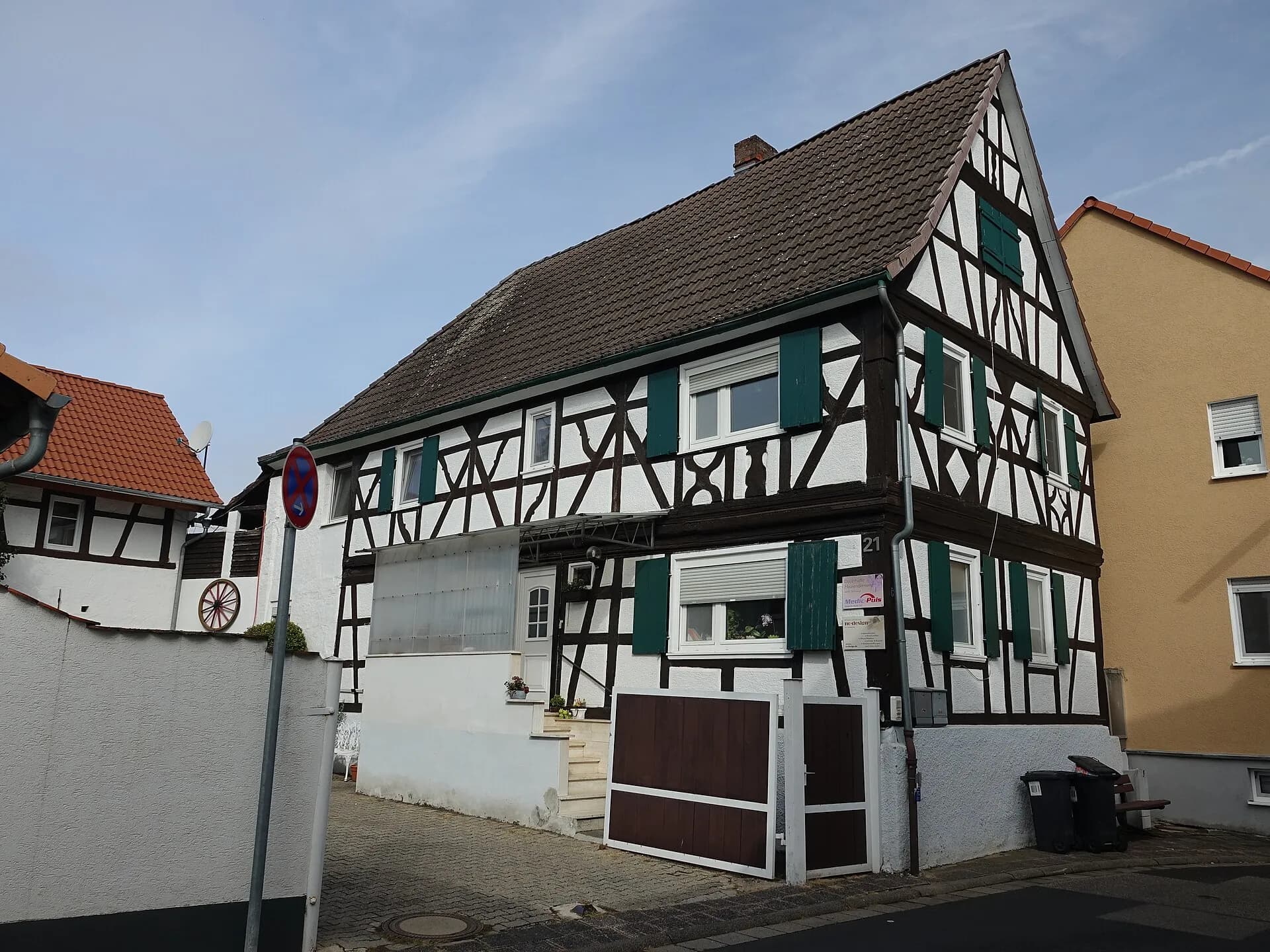 Fachwerkhaus hinter weißer Hofmauer in der Planstraße in Hanau-Mittelbuchen