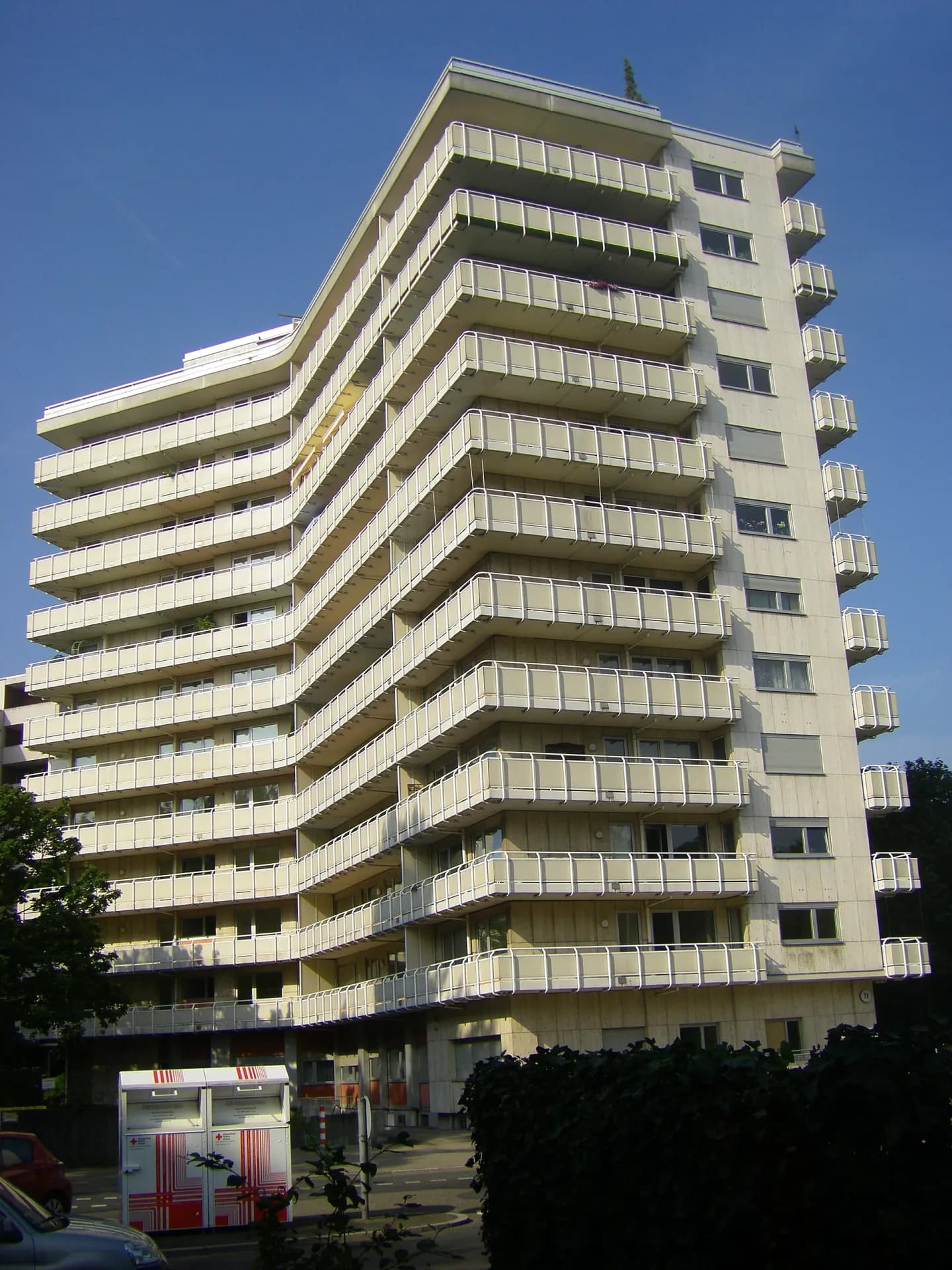 Wohnhochhaus mit umlaufenden Balkonen in der Platenstraße in Frankfurt Dornbusch
