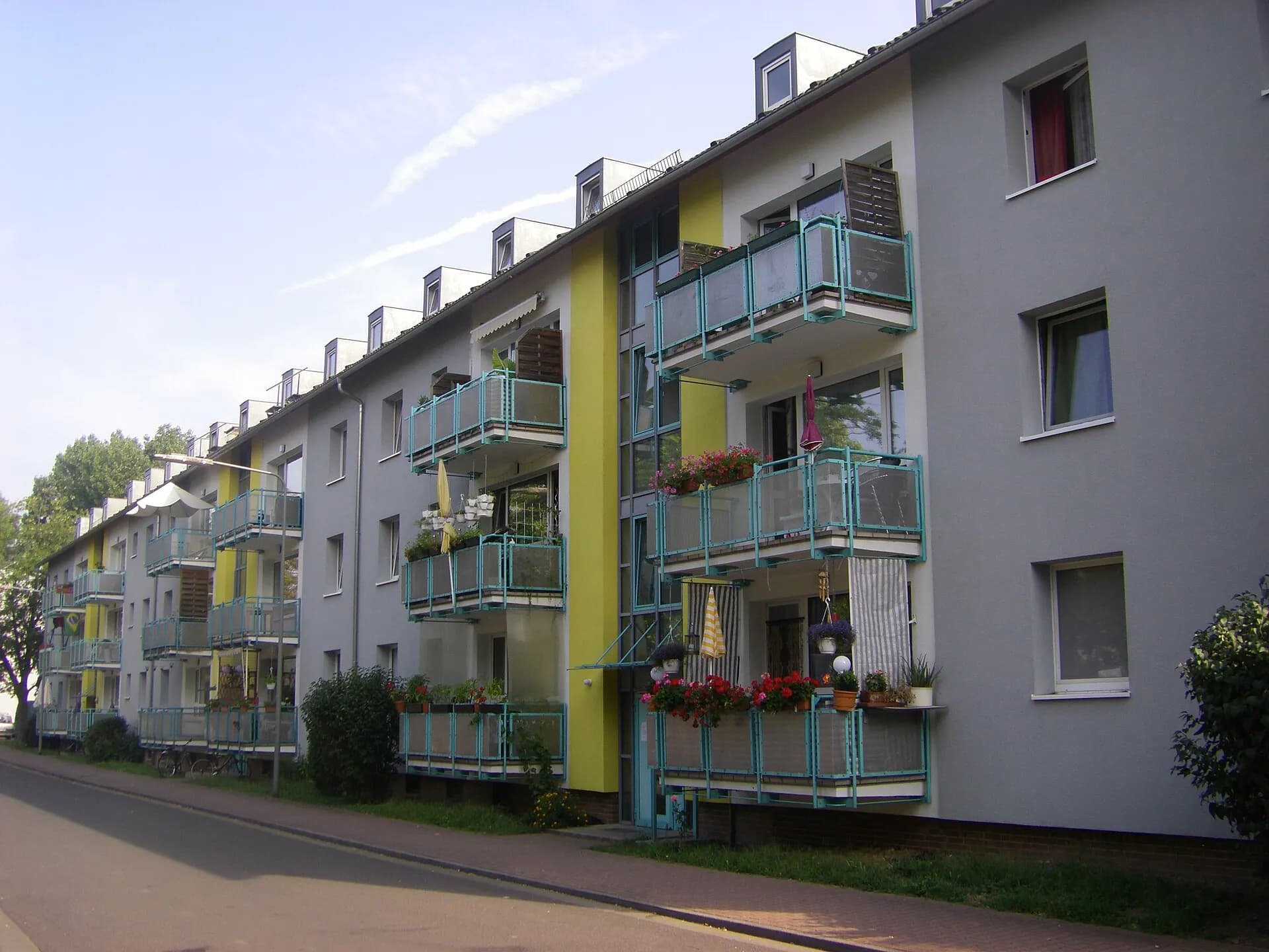 Farbig gefasster Zeilenbau in der Platenstraße in Frankfurt Dornbusch