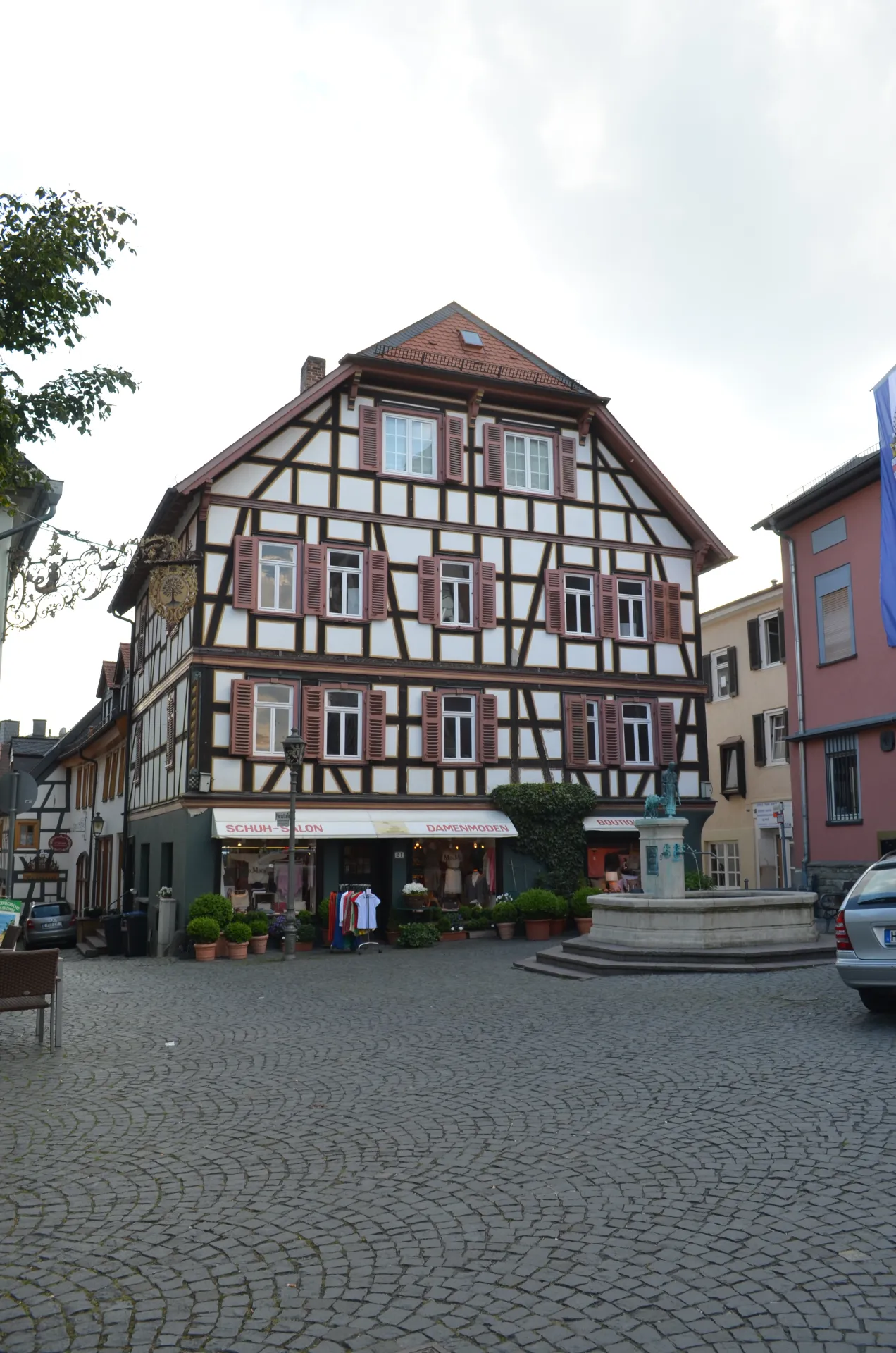 Platz mit Brunnen an der Friedrich-Ebert-Straße 21 in Kronberg im Taunus