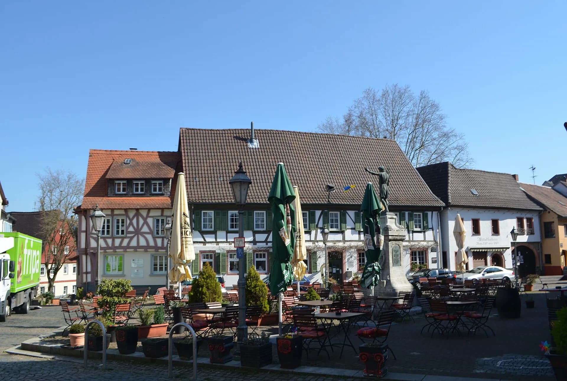 Straßencafé am Platz des Friedens in Hanau-Steinheim