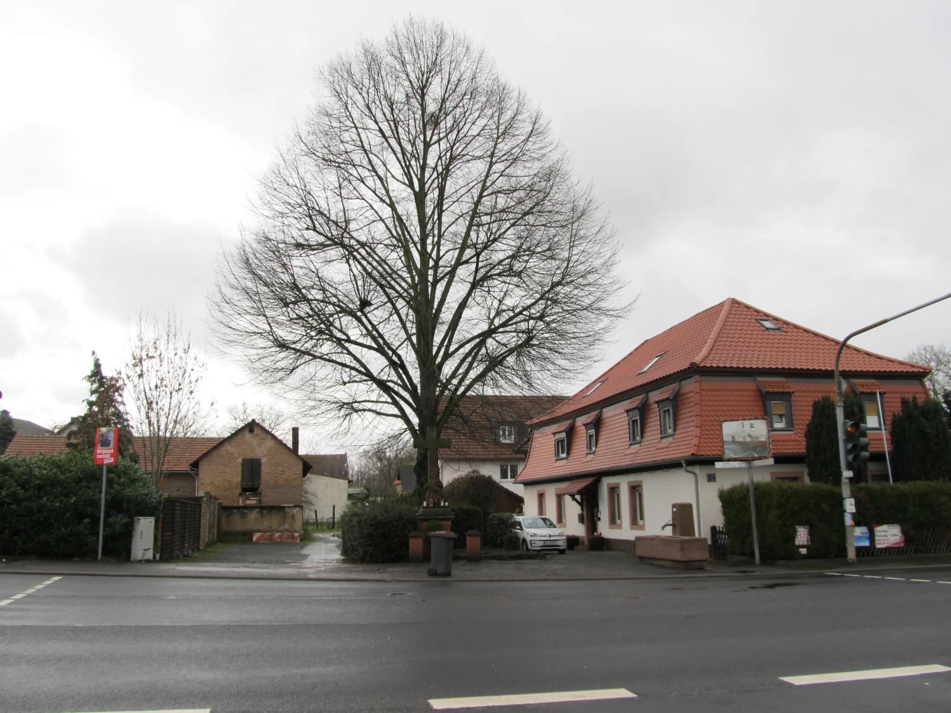 Platz am westlichen Ende der Frankfurter Straße in Kloppenheim, Karben