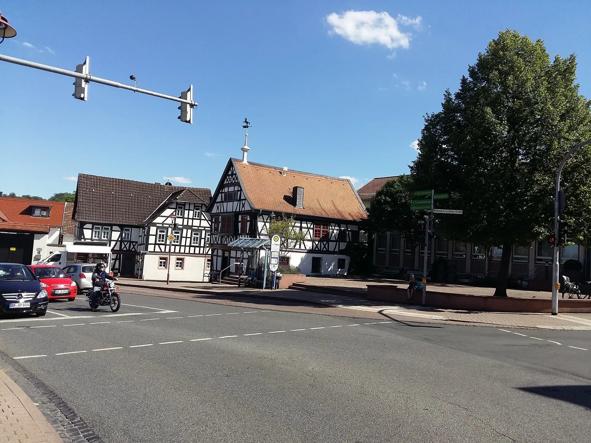 Platz in der Ortsmitte von Roßdorf