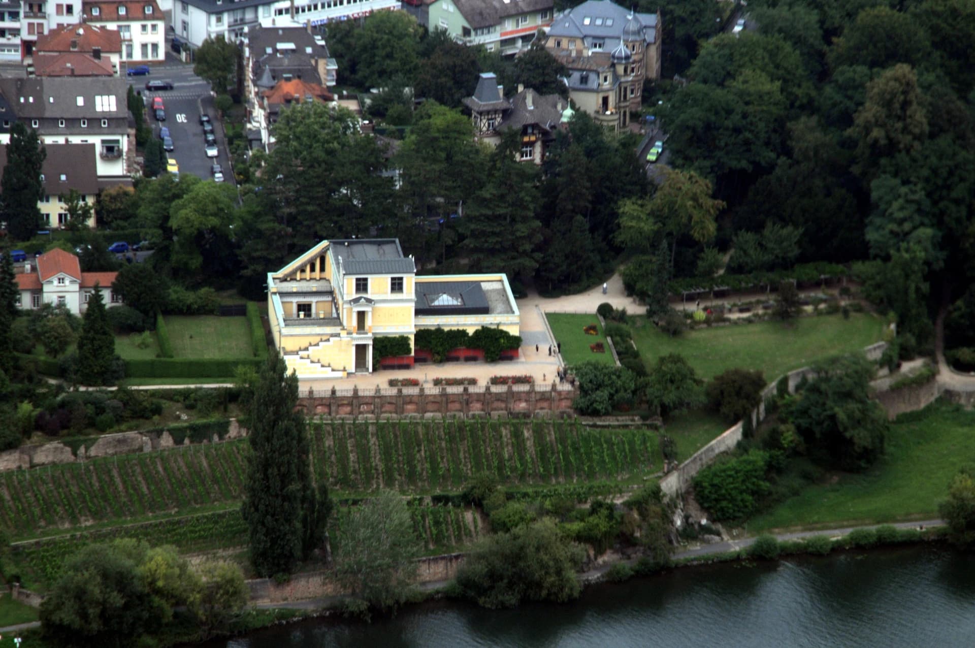 Luftaufnahme des Pompejanums mit Weinberg am Main in Aschaffenburg