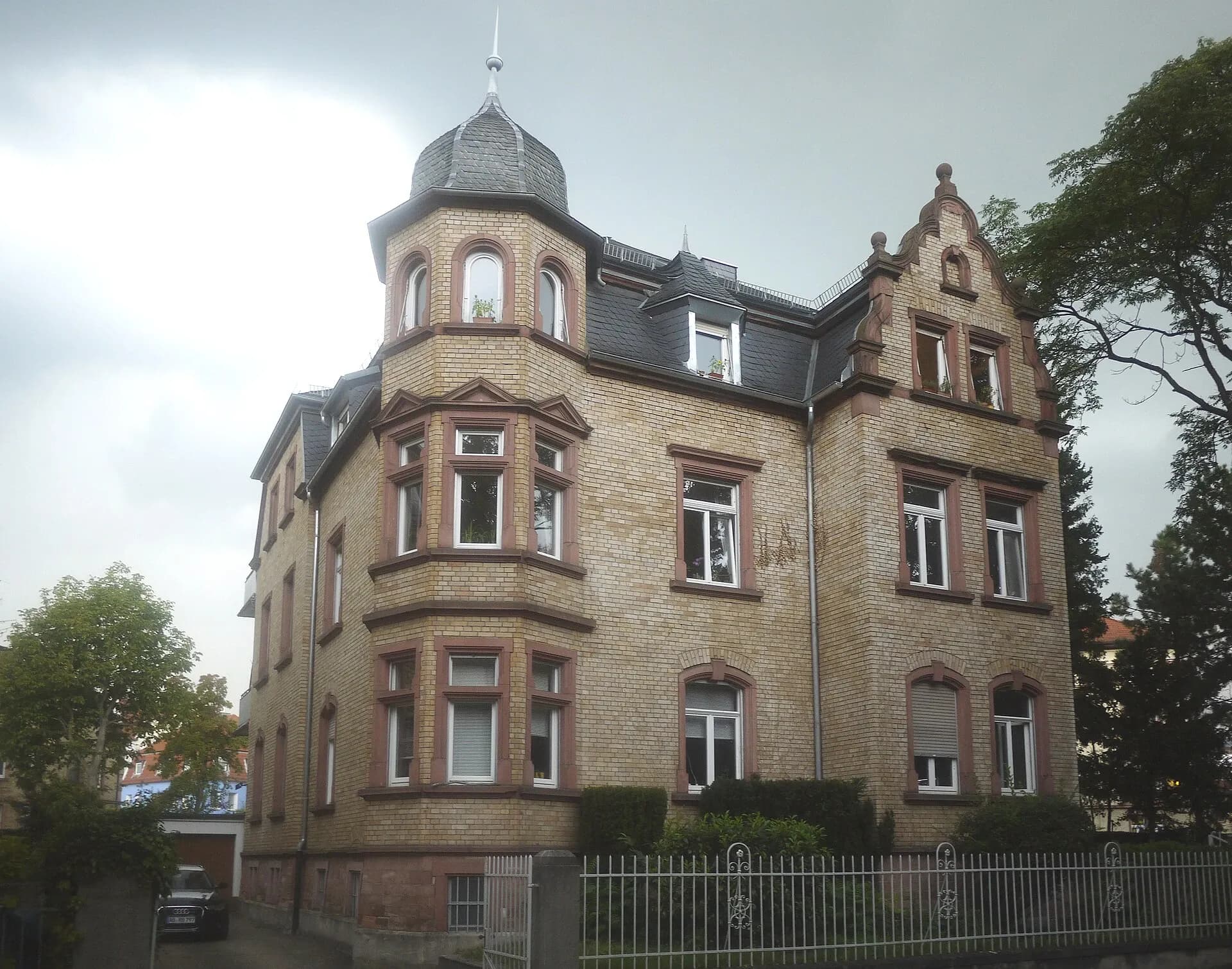 Gründerzeitvilla mit Turmhaube in der Pompejanumstraße in Aschaffenburg