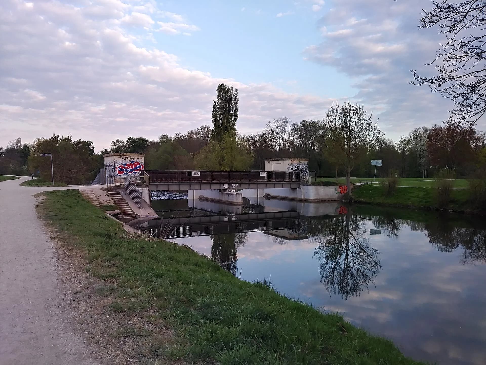 Praunheimer Wehr an der Nidda im Abendlicht