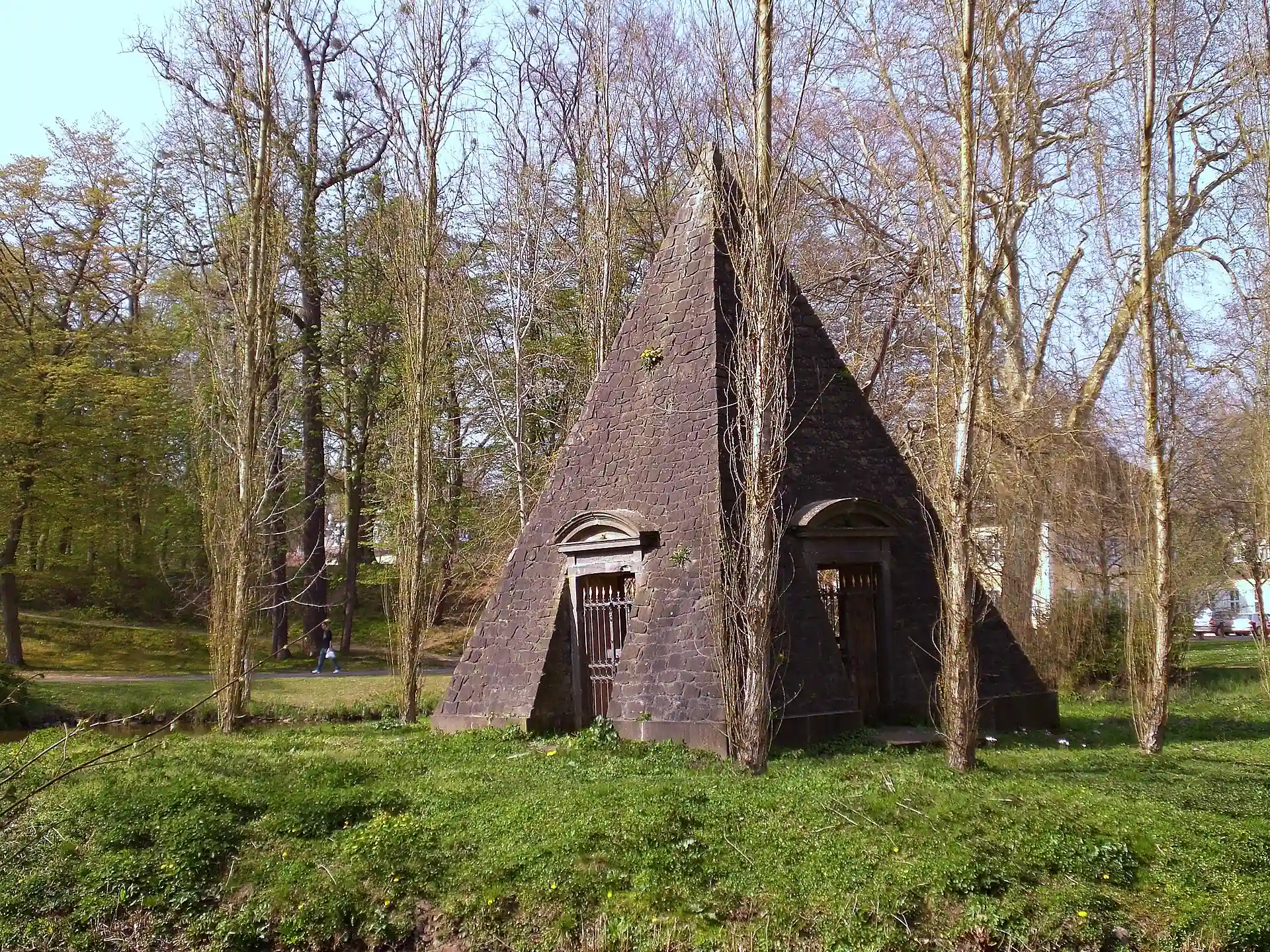 Pyramide im Staatspark Wilhelmsbad in Hanau