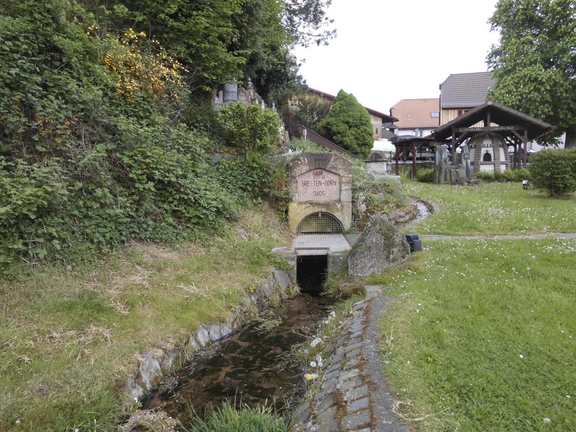 Quelle und Gedenkstein Am Breiten-Born in Gründau-Breitenborn