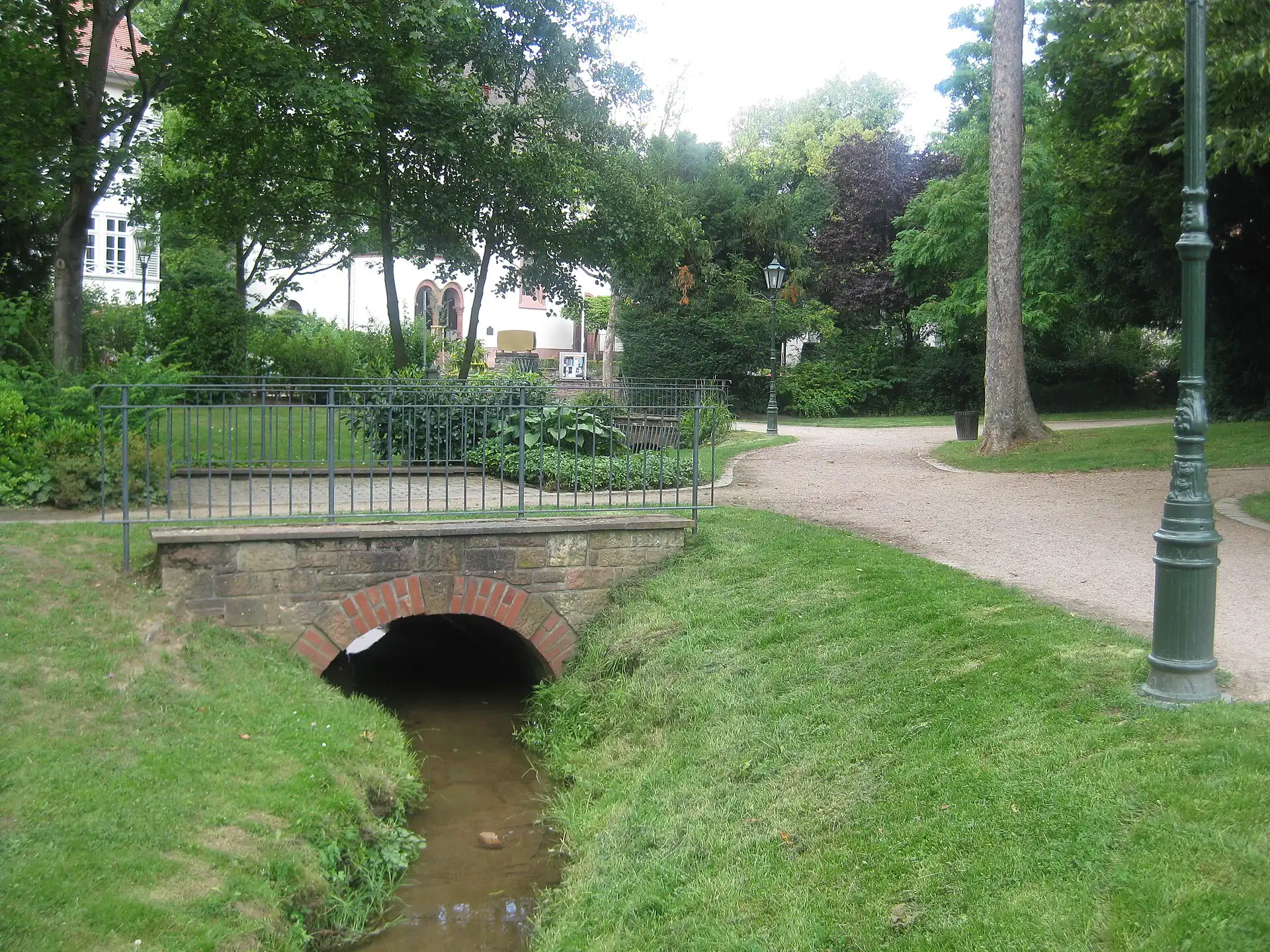 Brücke über den Bach im Quellenpark in Bad Soden am Taunus