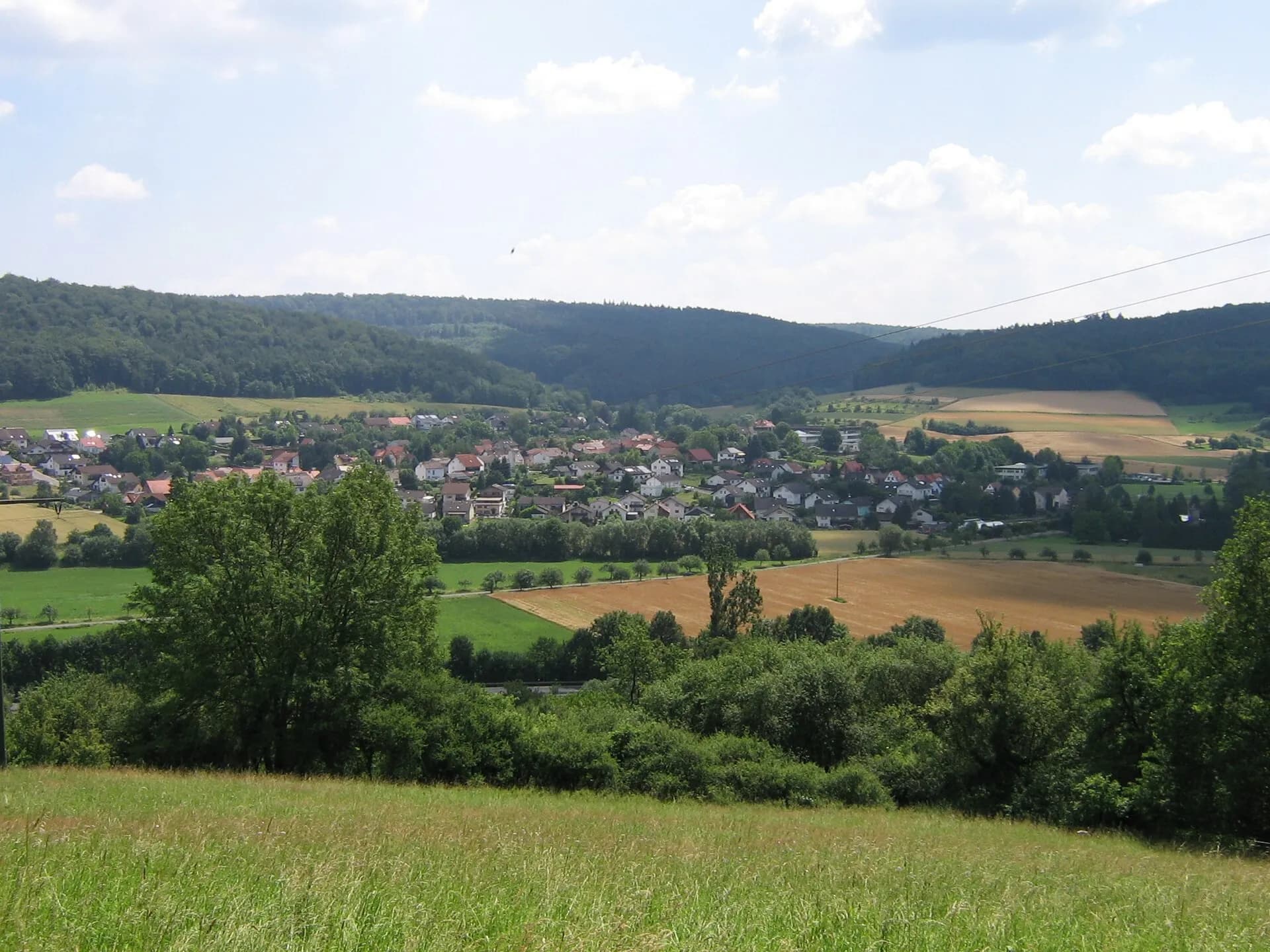 Blick über die Felder auf Rai-Breitenbach in Breuberg
