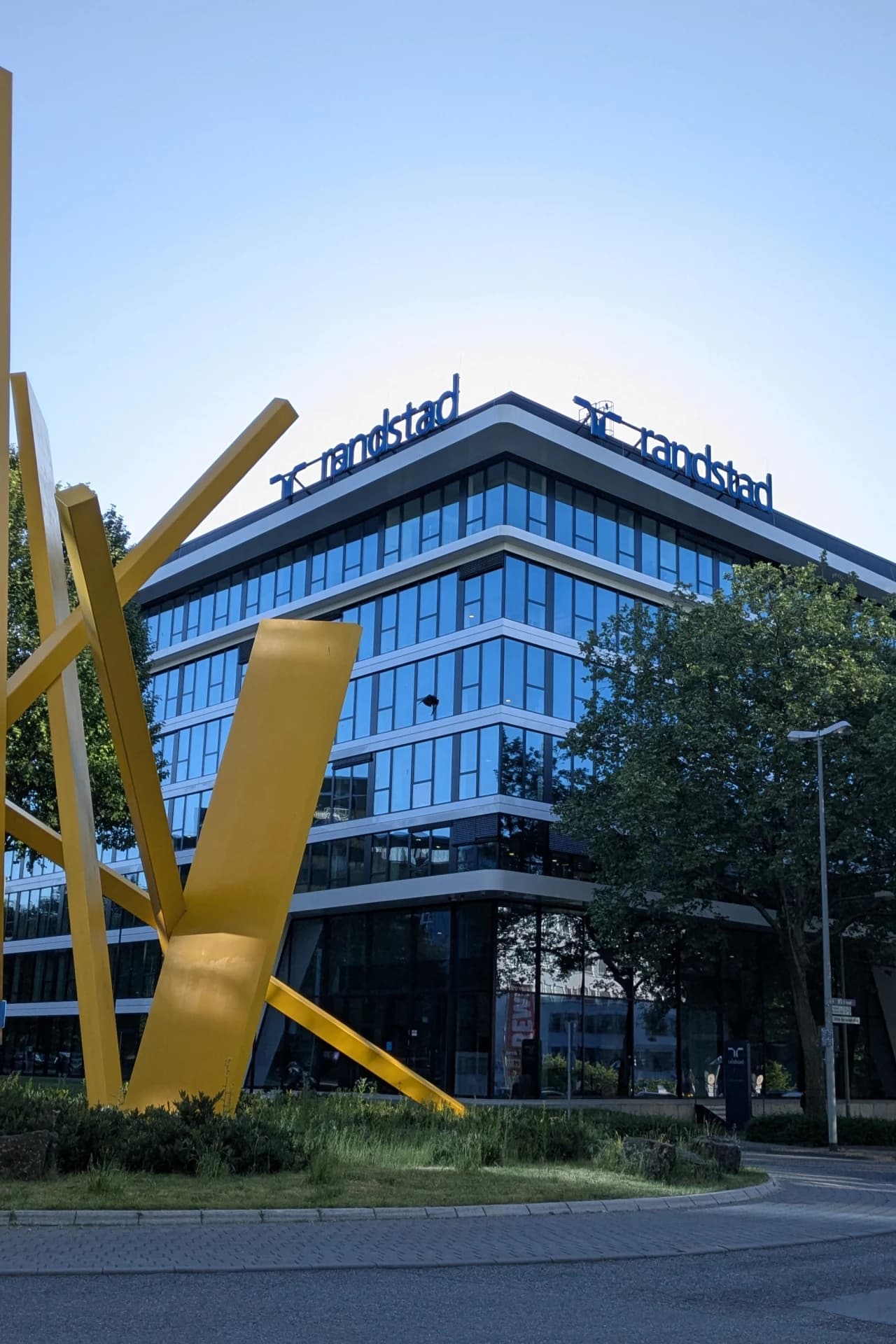 Randstad-Zentrale am Kreisverkehr in Eschborn