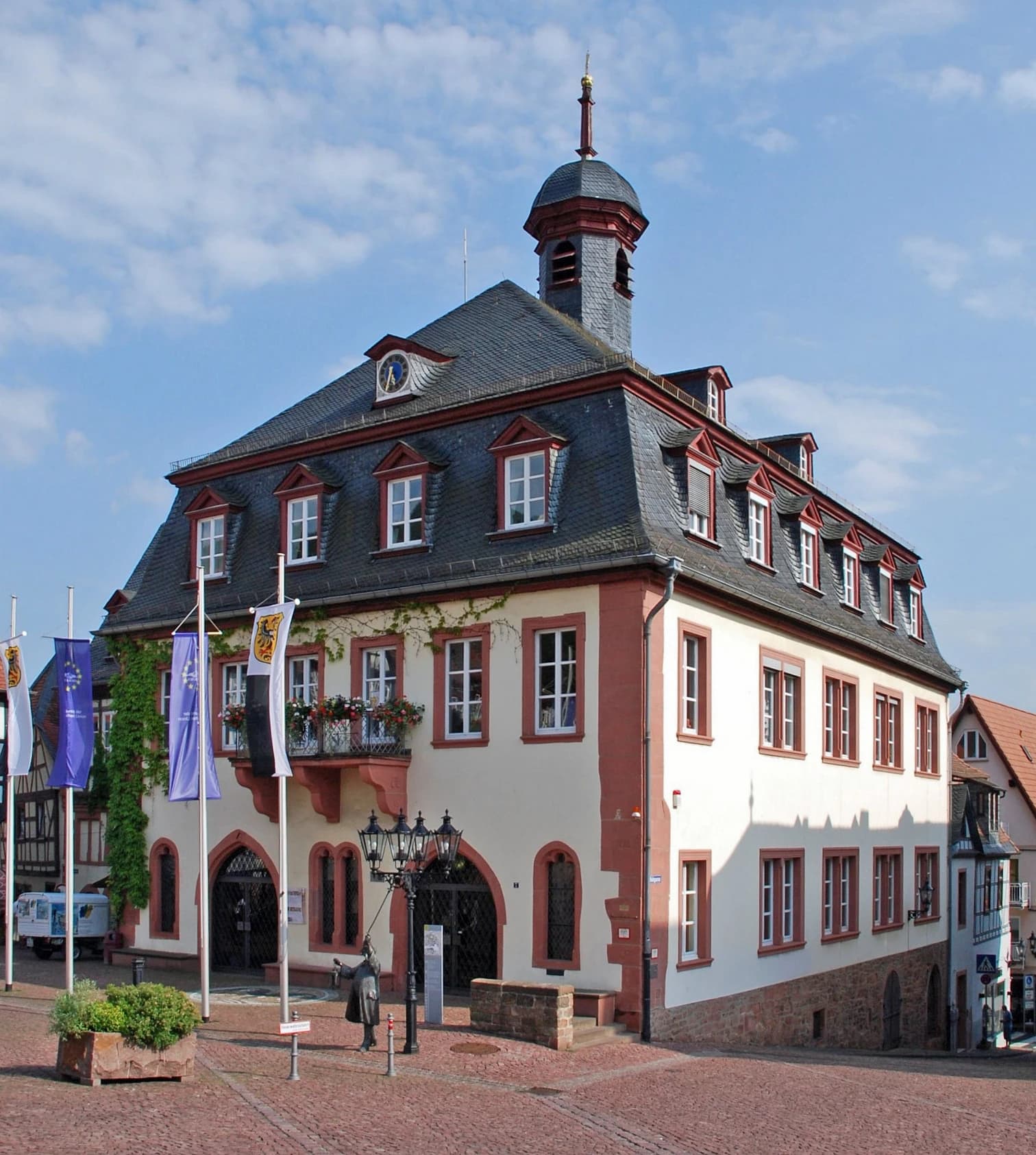 Rathaus von Gelnhausen mit Fahnen