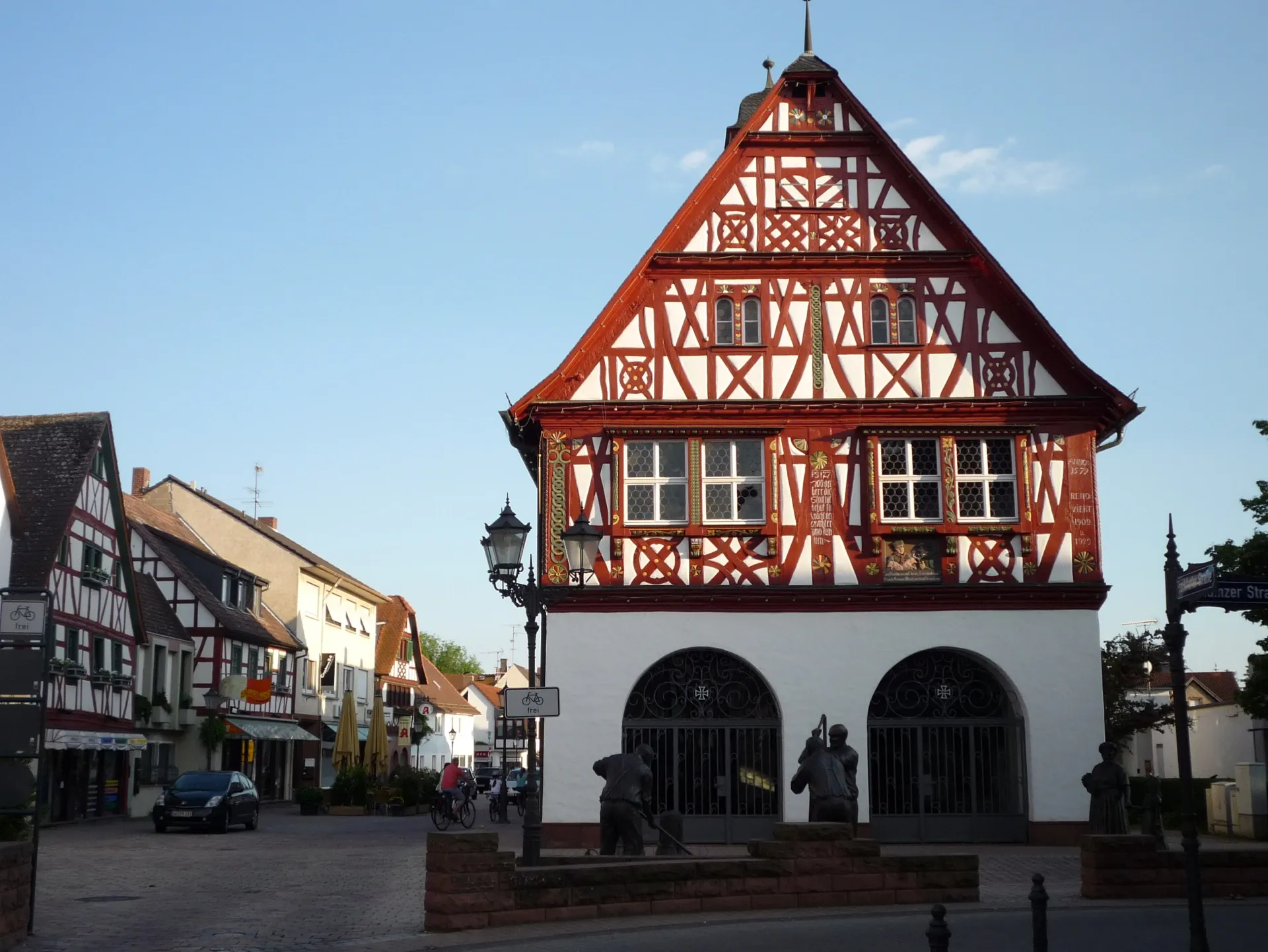 Historisches Rathaus mit Bronzefiguren in Groß-Gerau