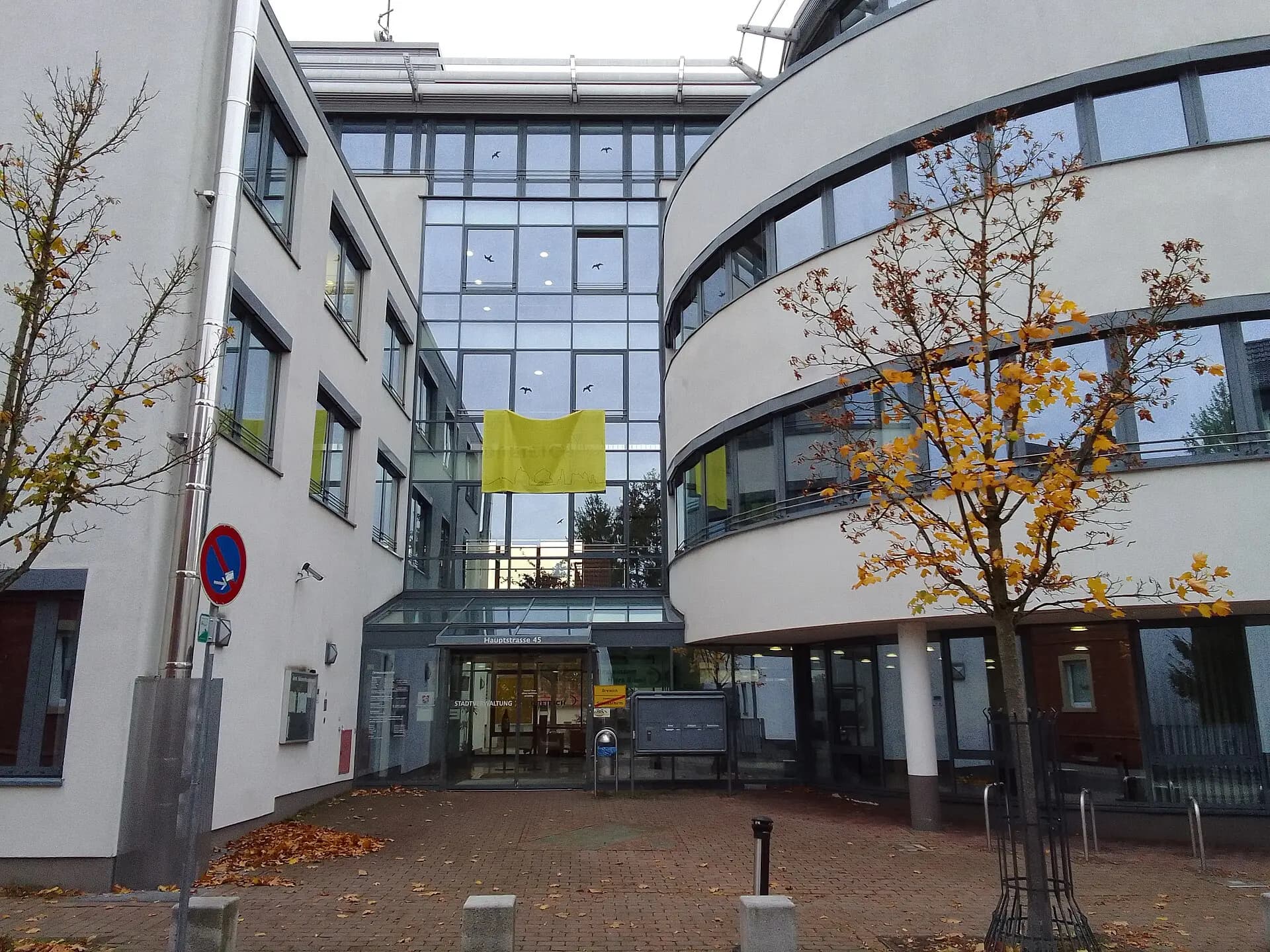 Verglaster Eingangsbereich der Stadtverwaltung Dreieich an der Hauptstraße