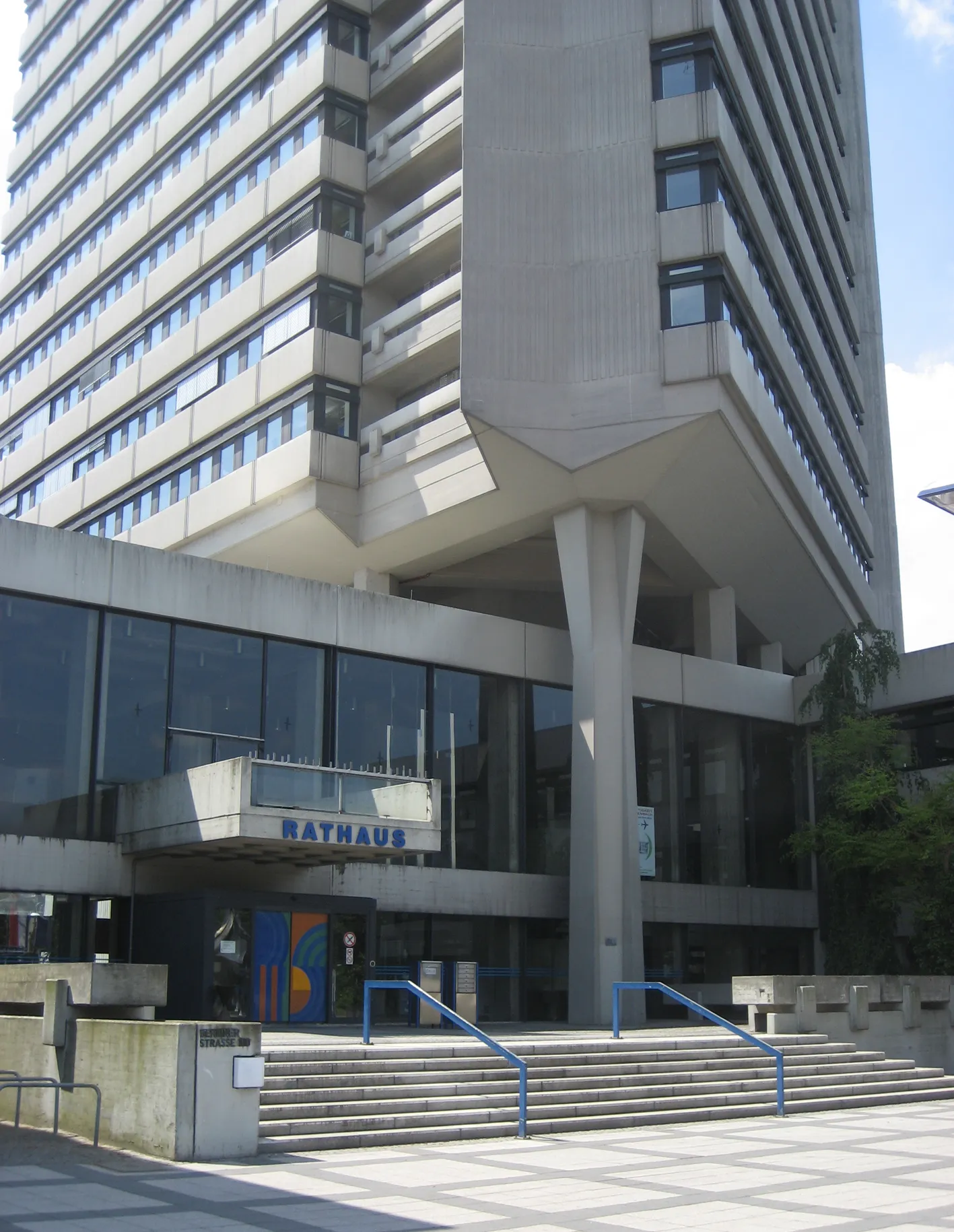 Eingang des Rathauses in Offenbach