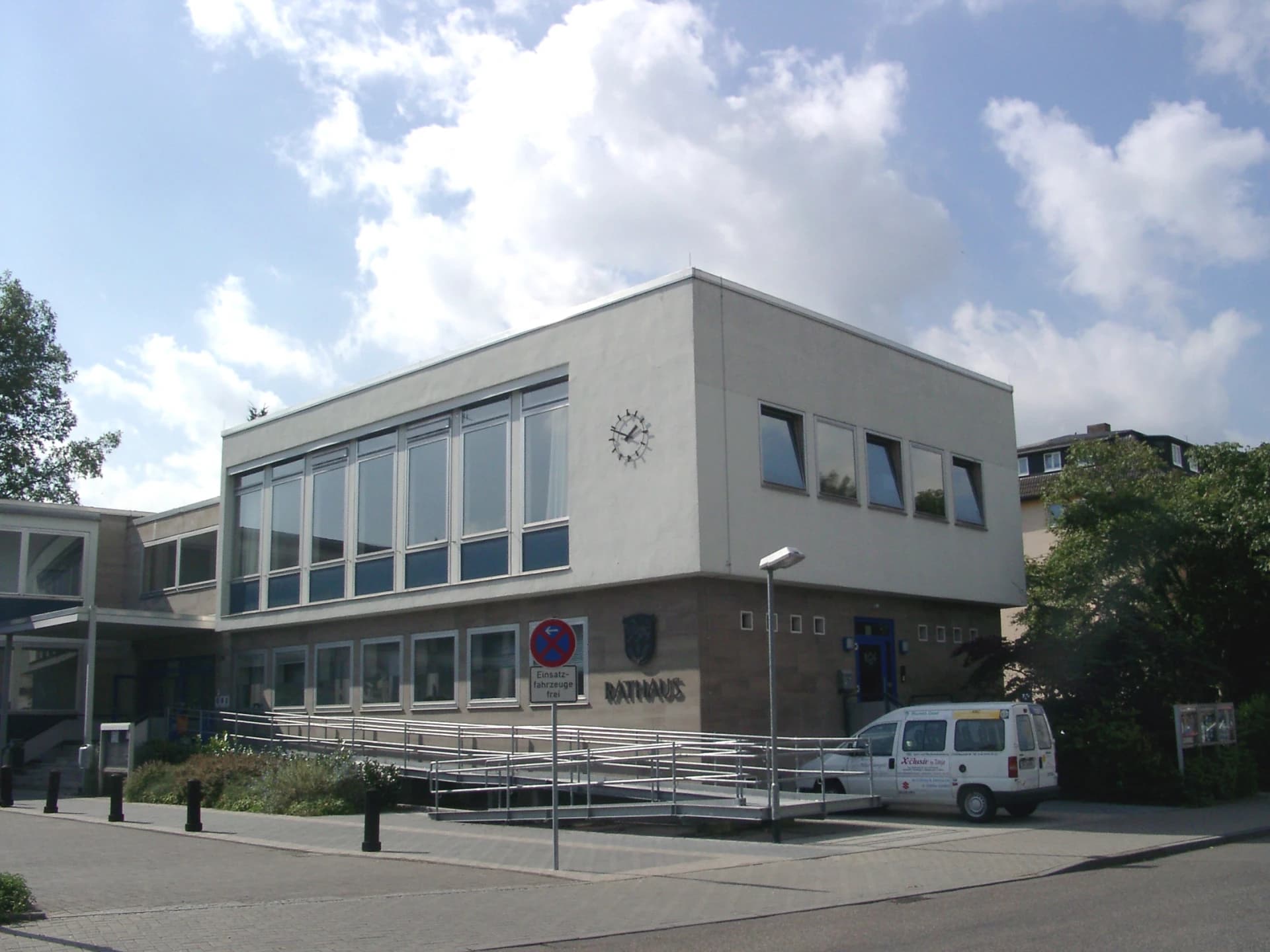 Rathauseingang in Obertshausen