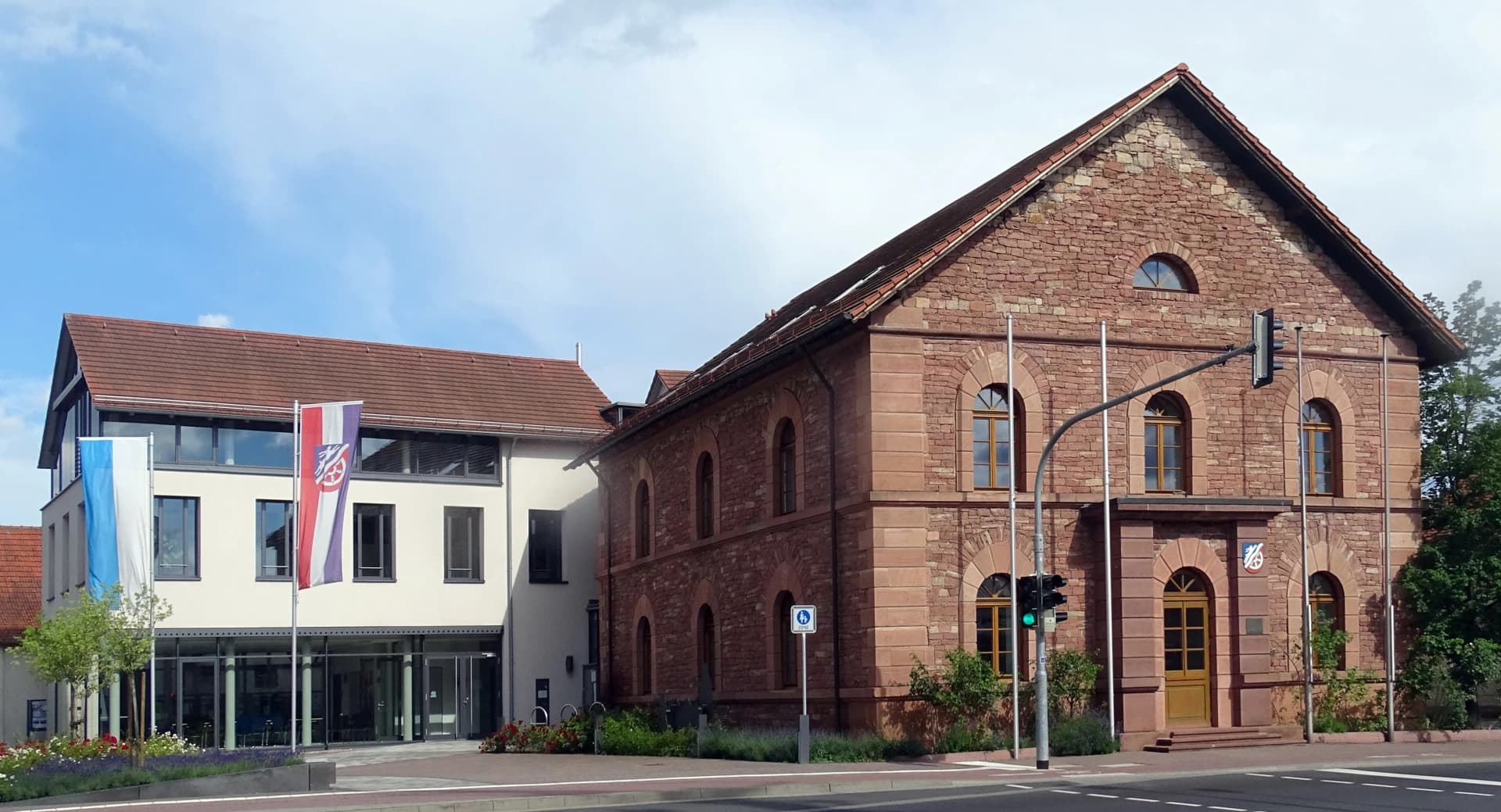 Rathaus mit historischem Sandsteinbau in Kahl am Main