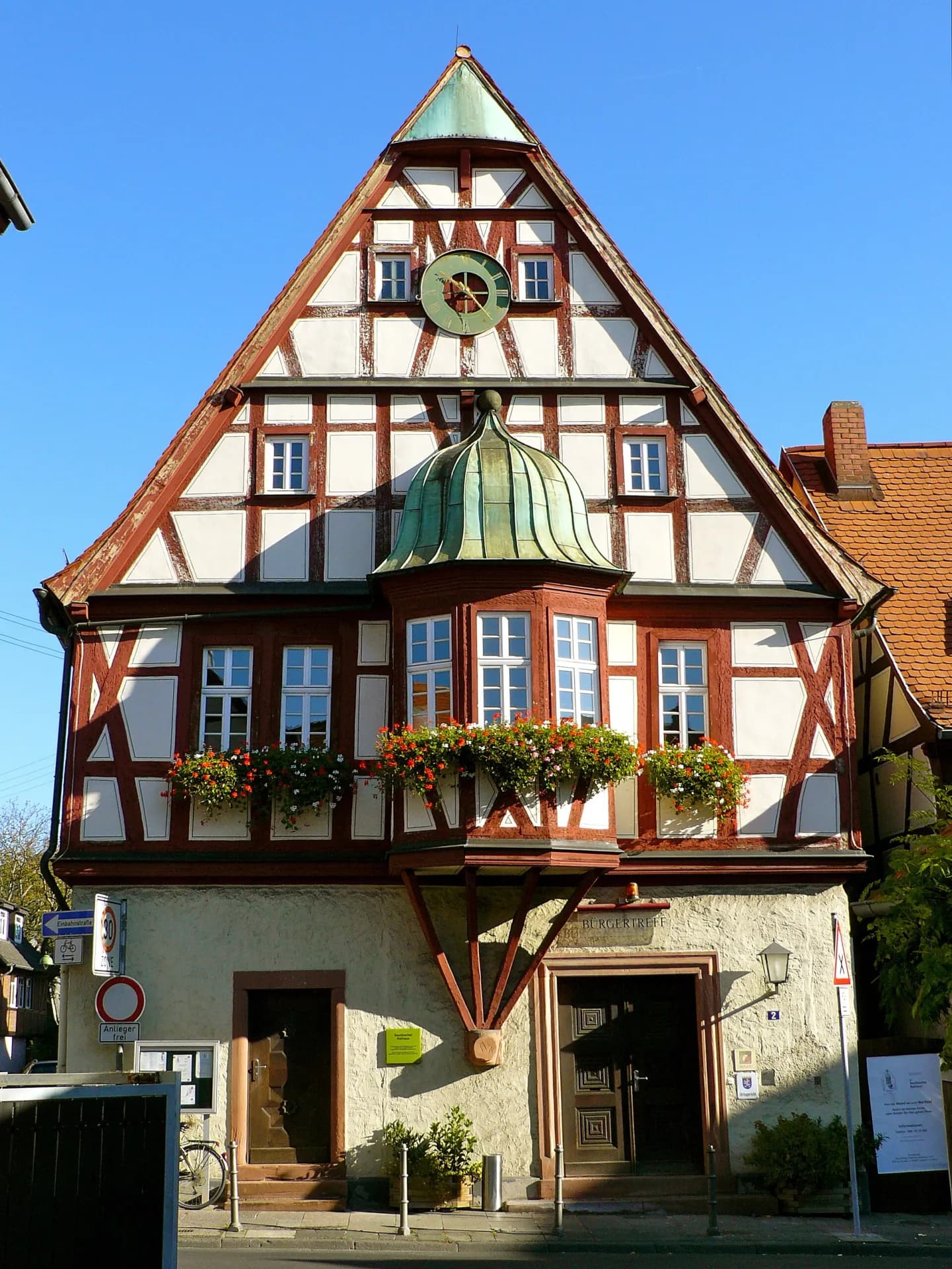 Altes Rathaus mit Erker in Frankfurt Seckbach