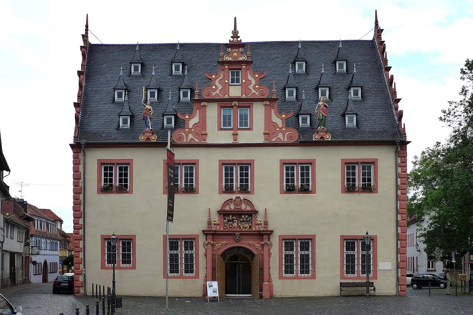 Renaissance-Rathaus mit Freitreppe in Groß-Umstadt