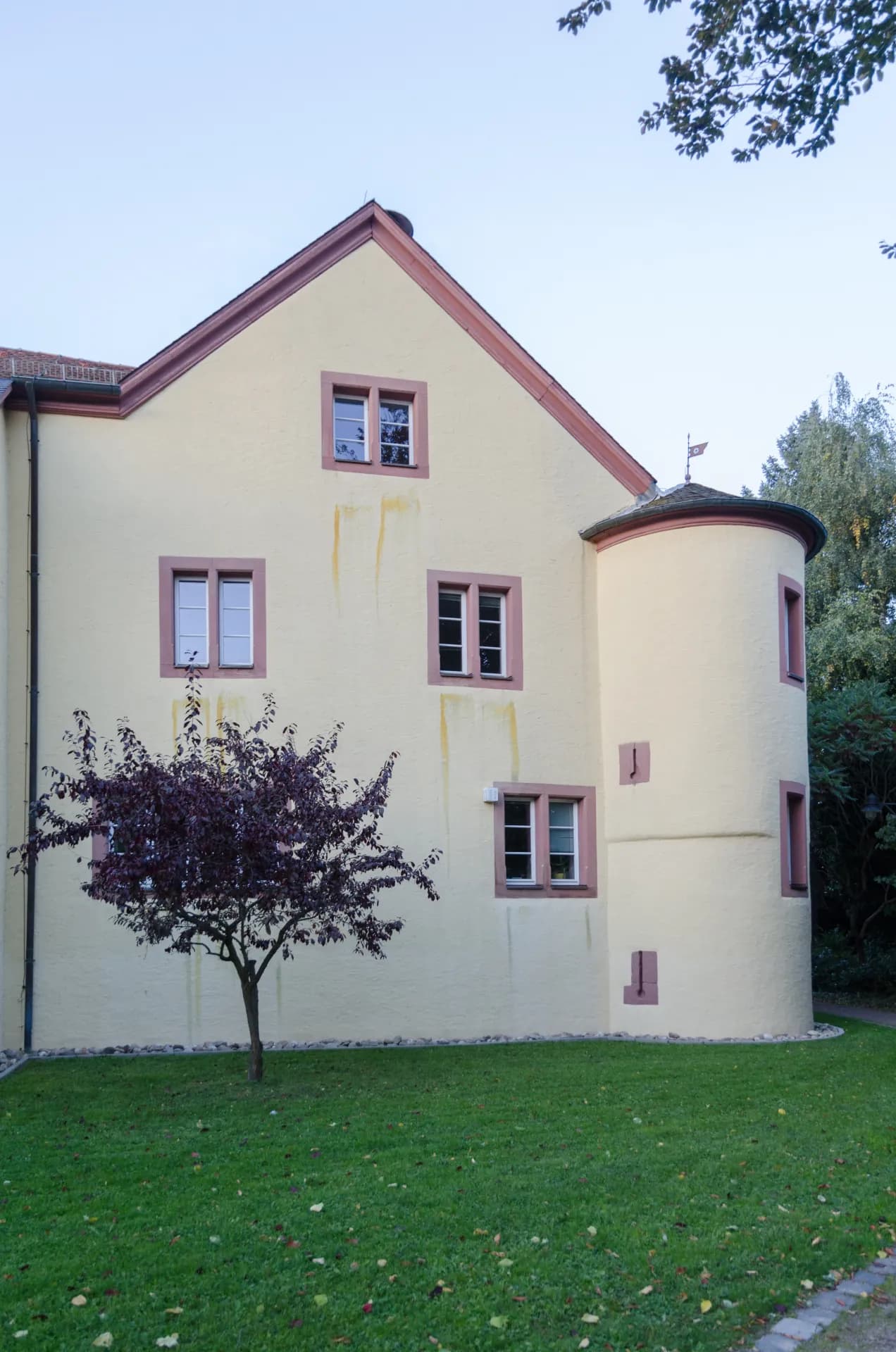 Gartenseite des Rathauses mit Rundturm in Schöllkrippen