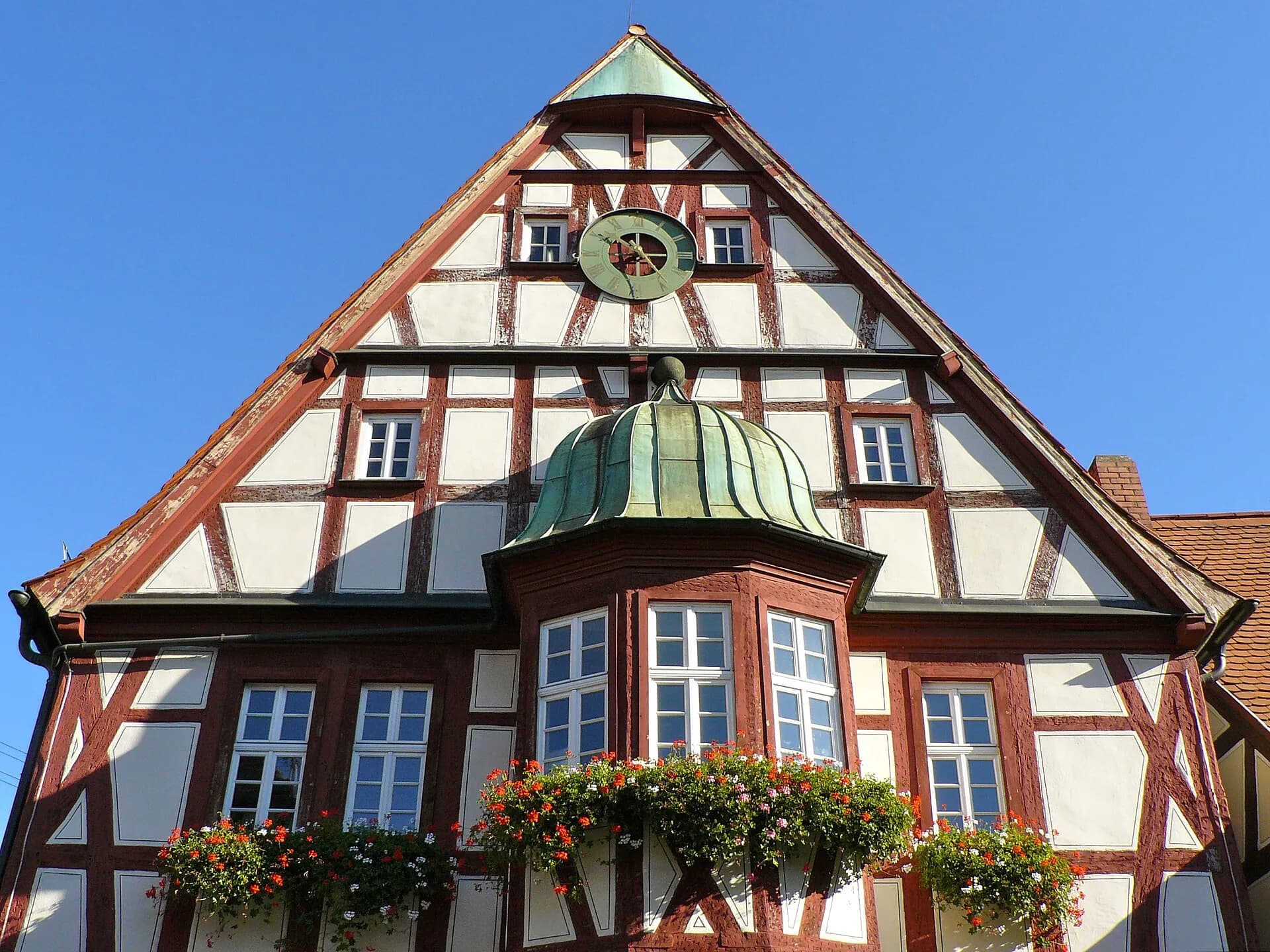 Giebel des Alten Rathauses in Frankfurt Seckbach