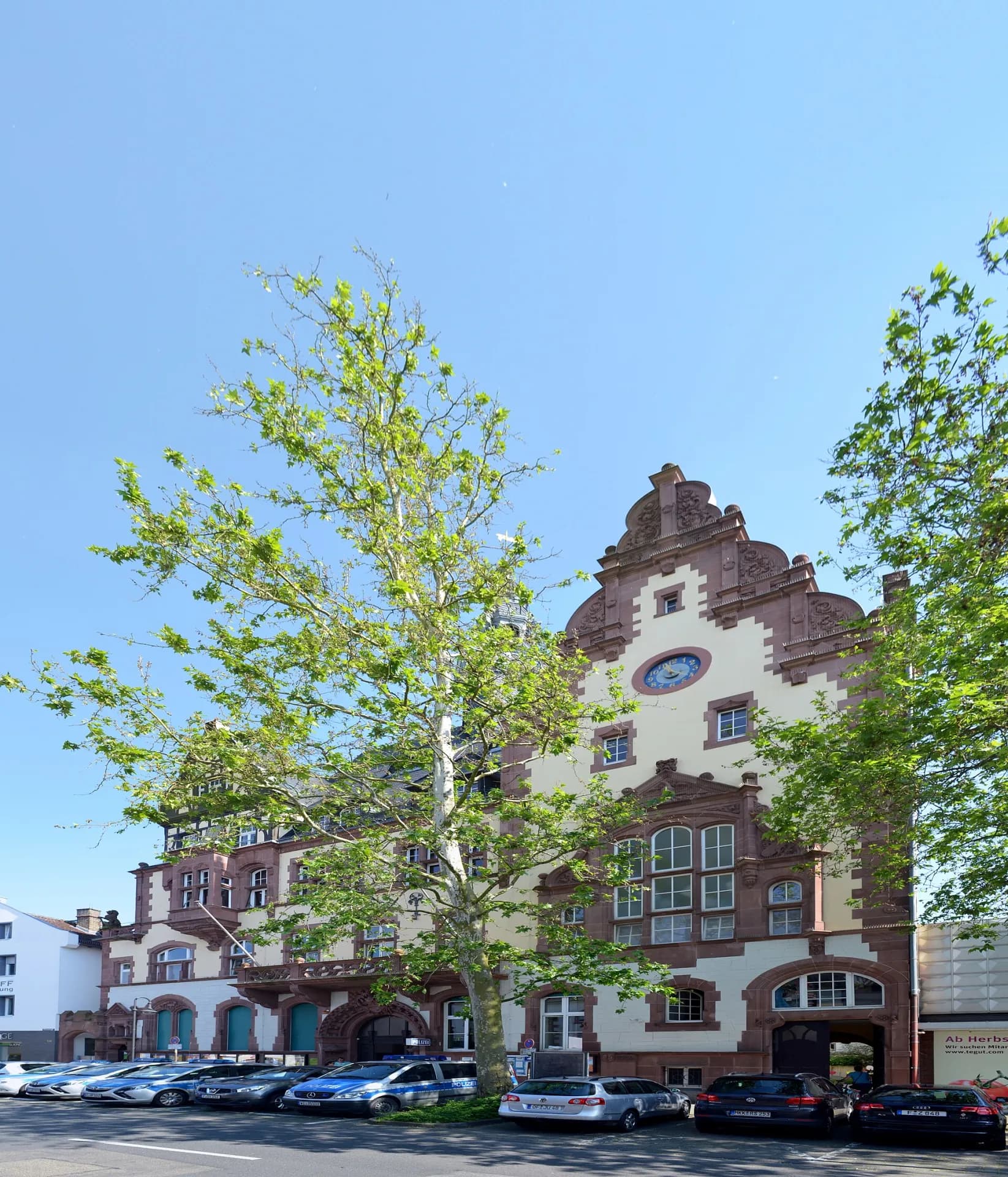 Giebelfassade des Rathauses in Frankfurt Fechenheim