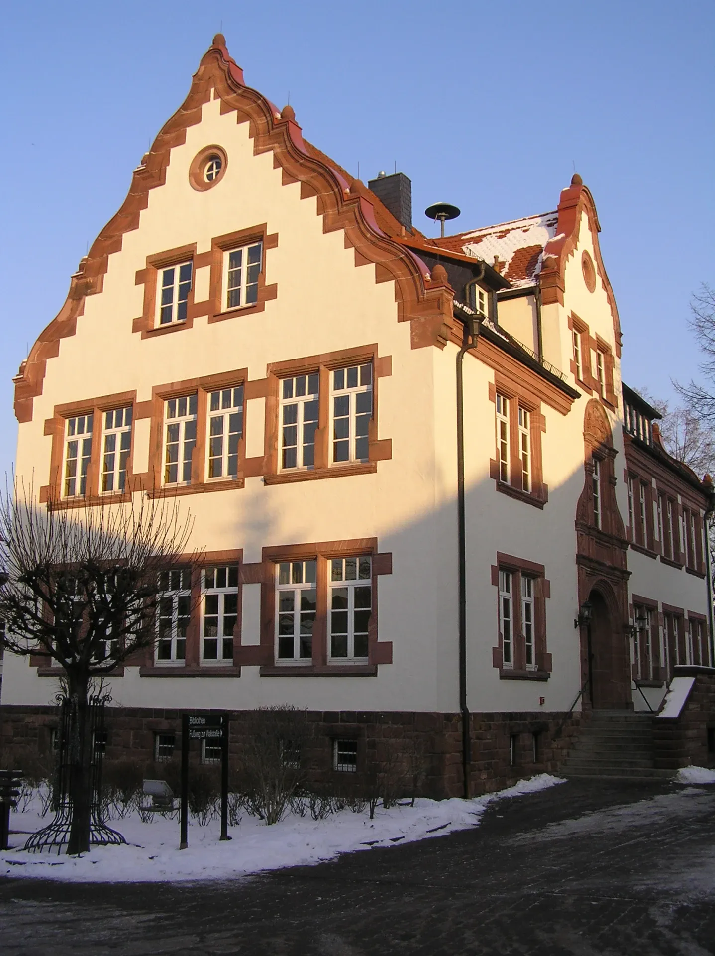 Rathaus im Winter in Kleinwallstadt