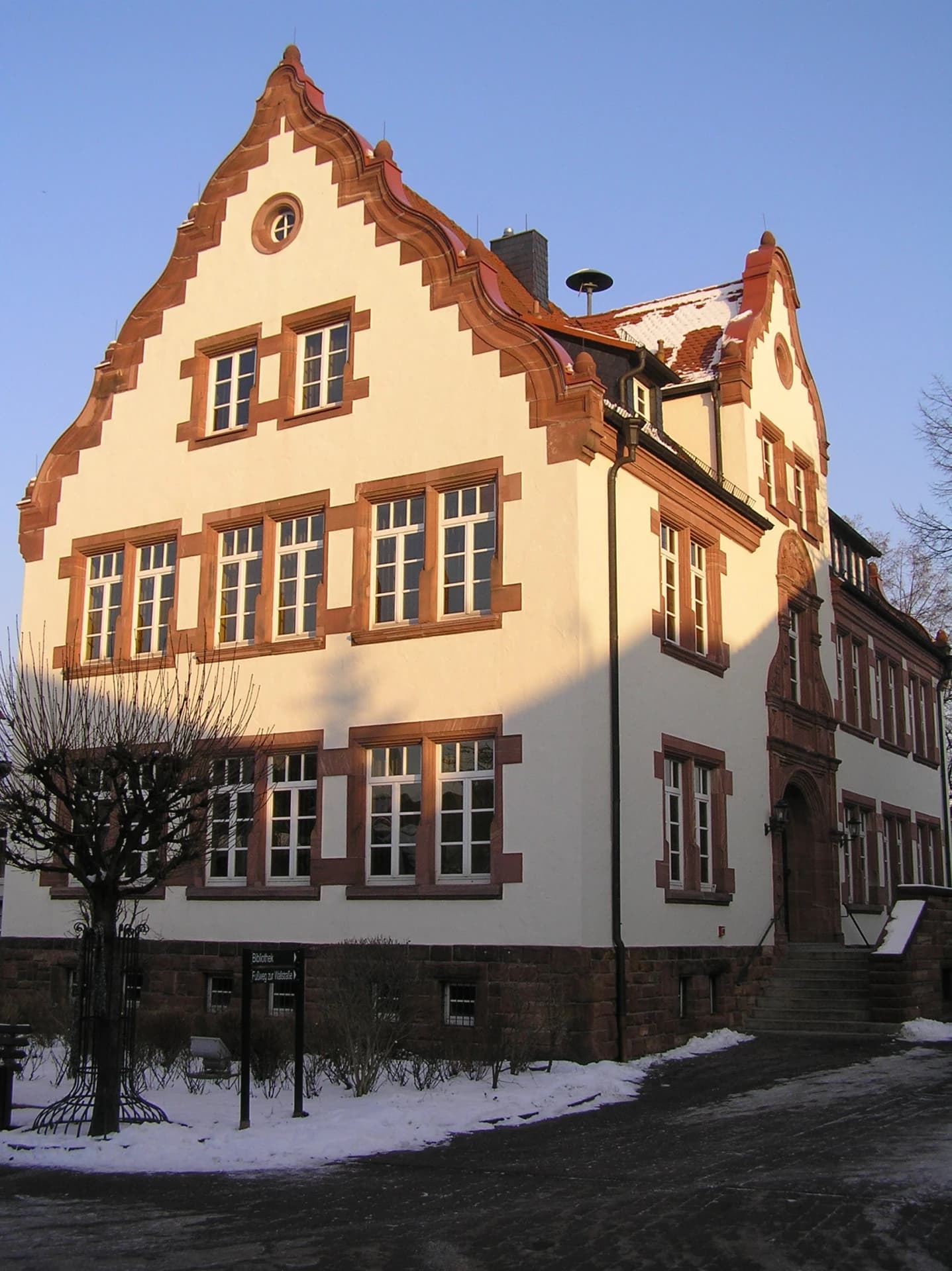 Rathaus im Winter in Kleinwallstadt