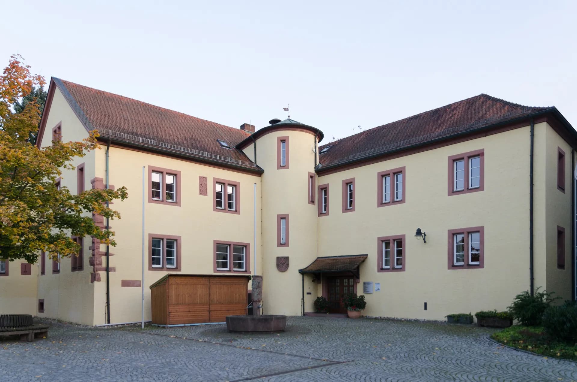 Rathaus Schöllkrippen mit Hof und Treppenturm