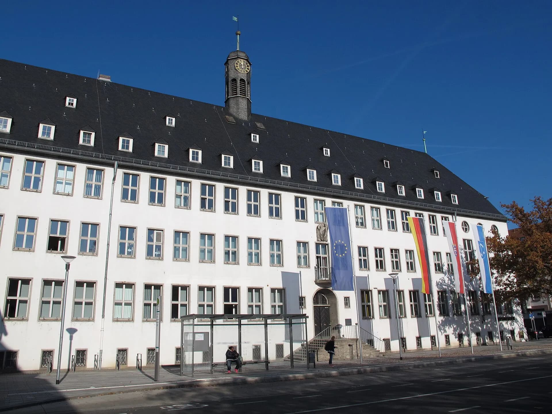 Längsansicht des Rathauses in Rüsselsheim