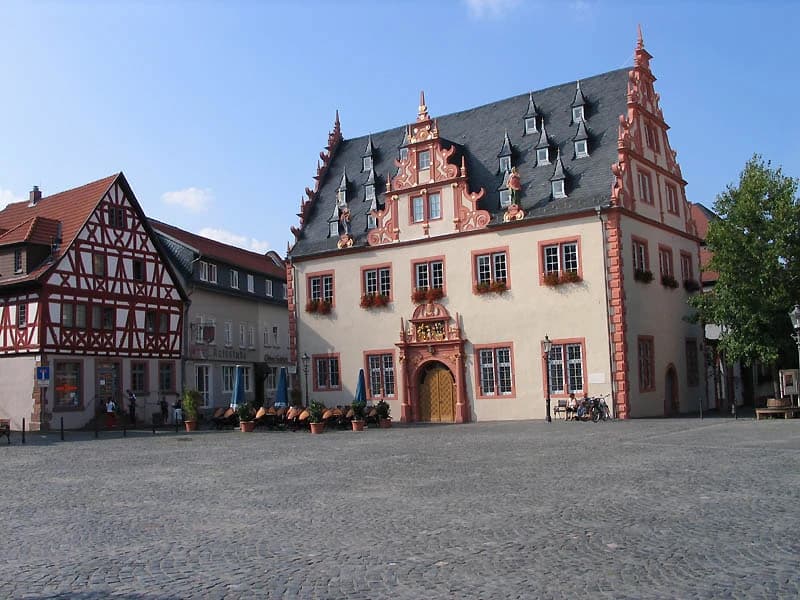 Rathaus und Marktplatz in Groß-Umstadt
