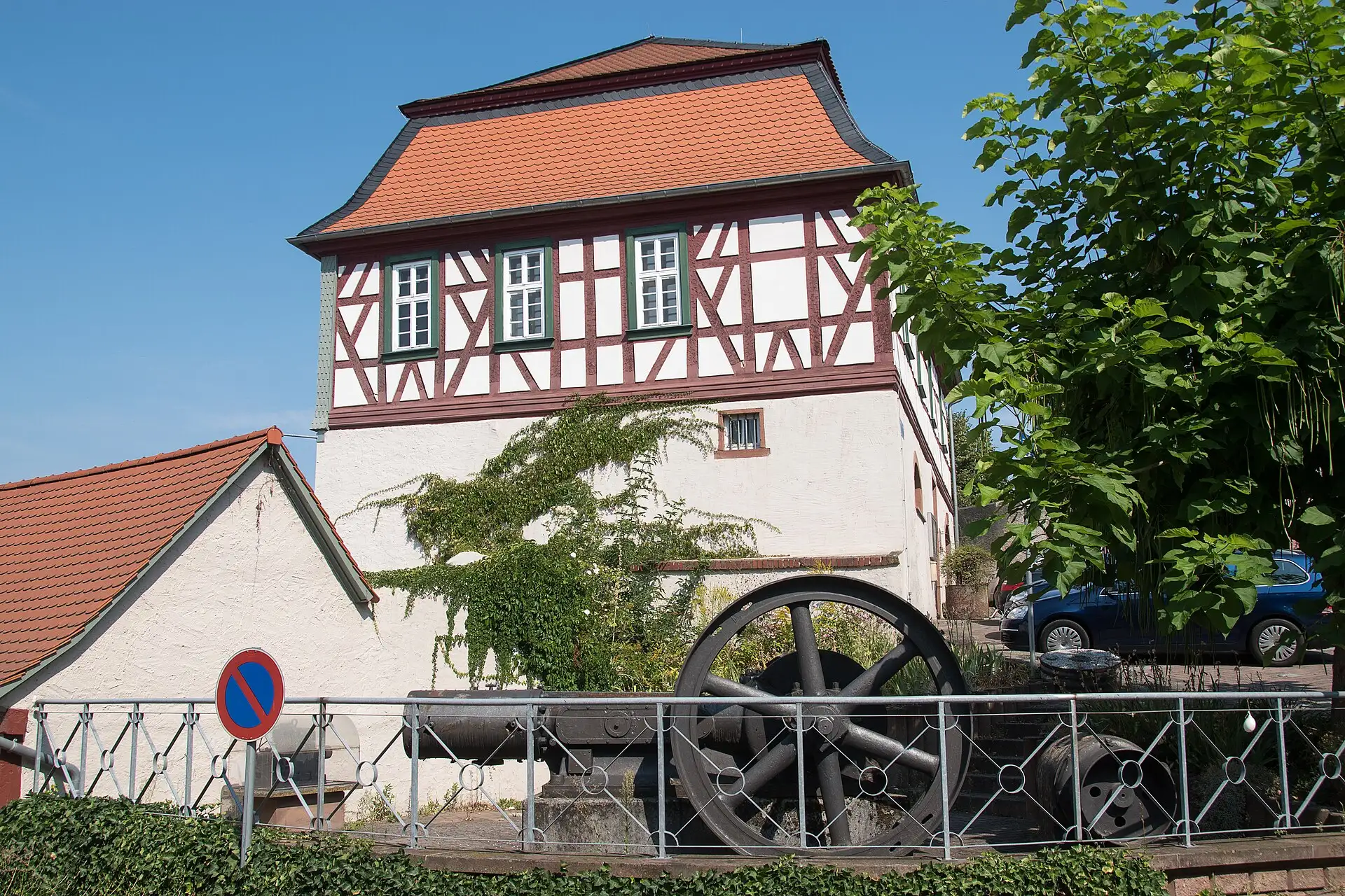 Museum im alten Rathaus mit Mühlrad in Ober-Ramstadt