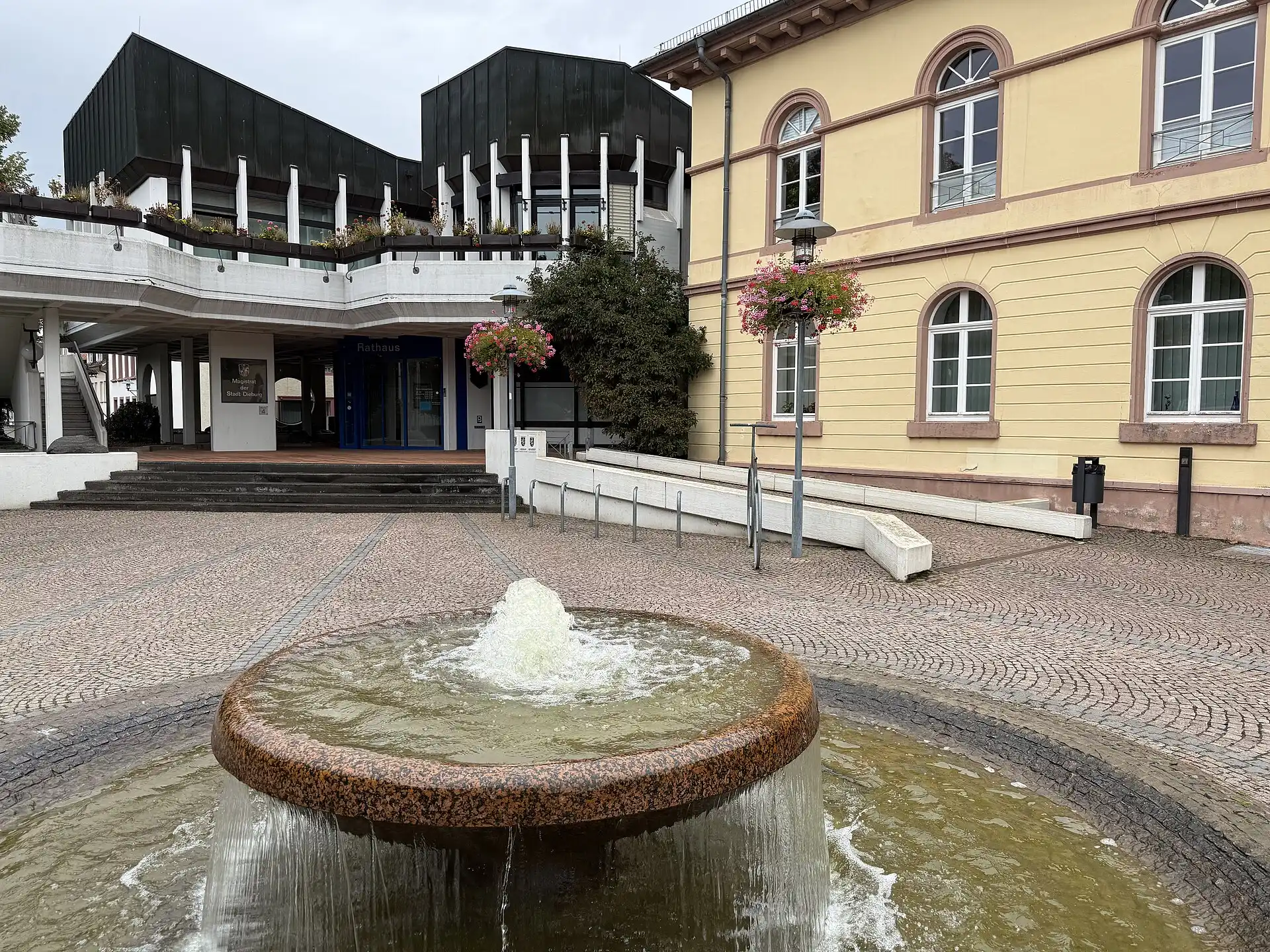 Rathaus mit Rathausbrunnen in Dieburg