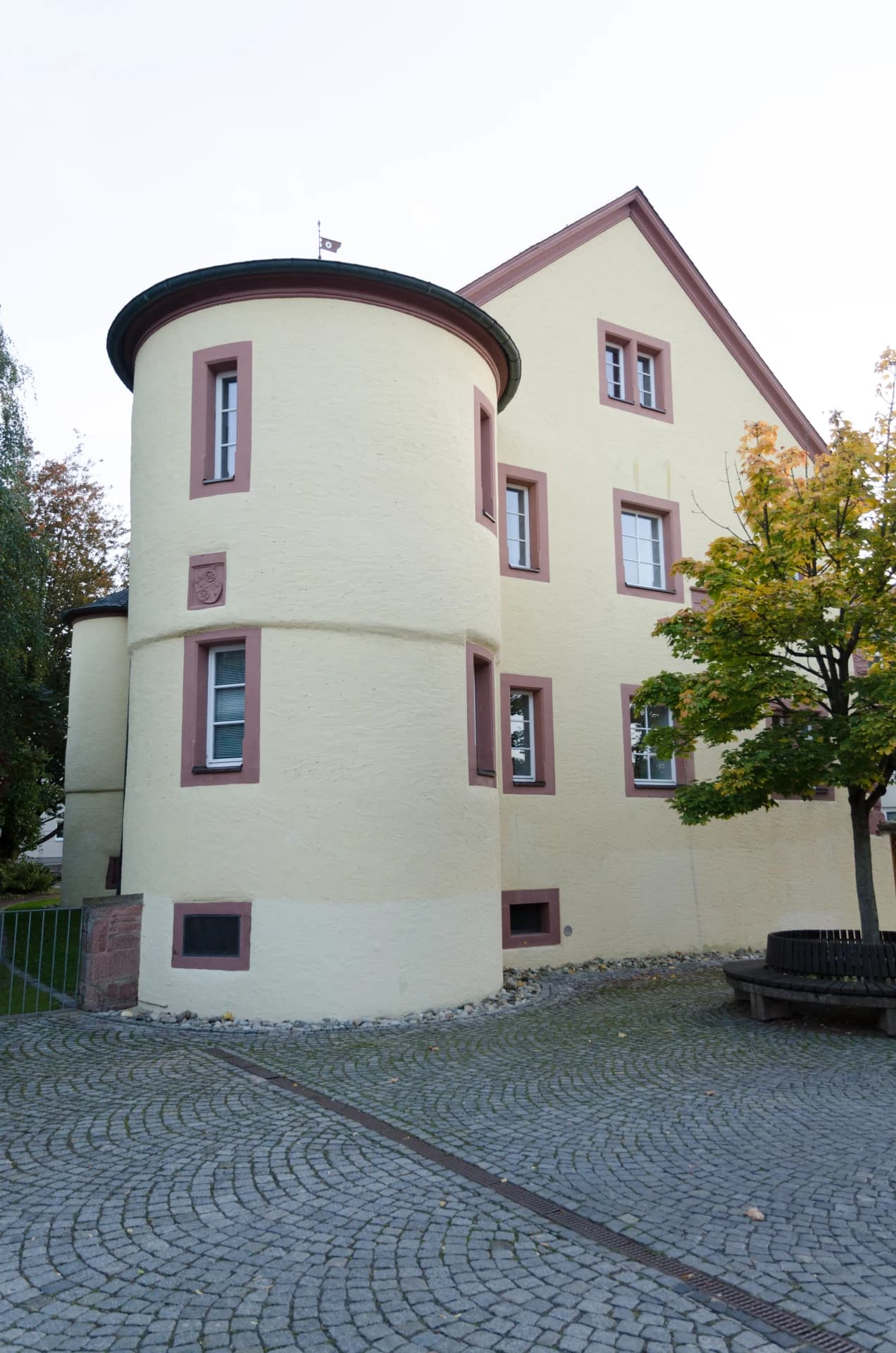 Rundturm des Rathauses am Marktplatz in Schöllkrippen