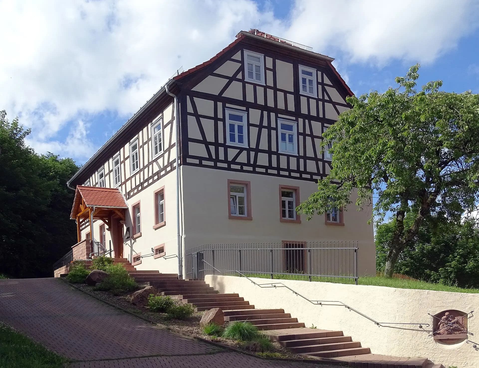 Seitenansicht des Rathauses in Krombach