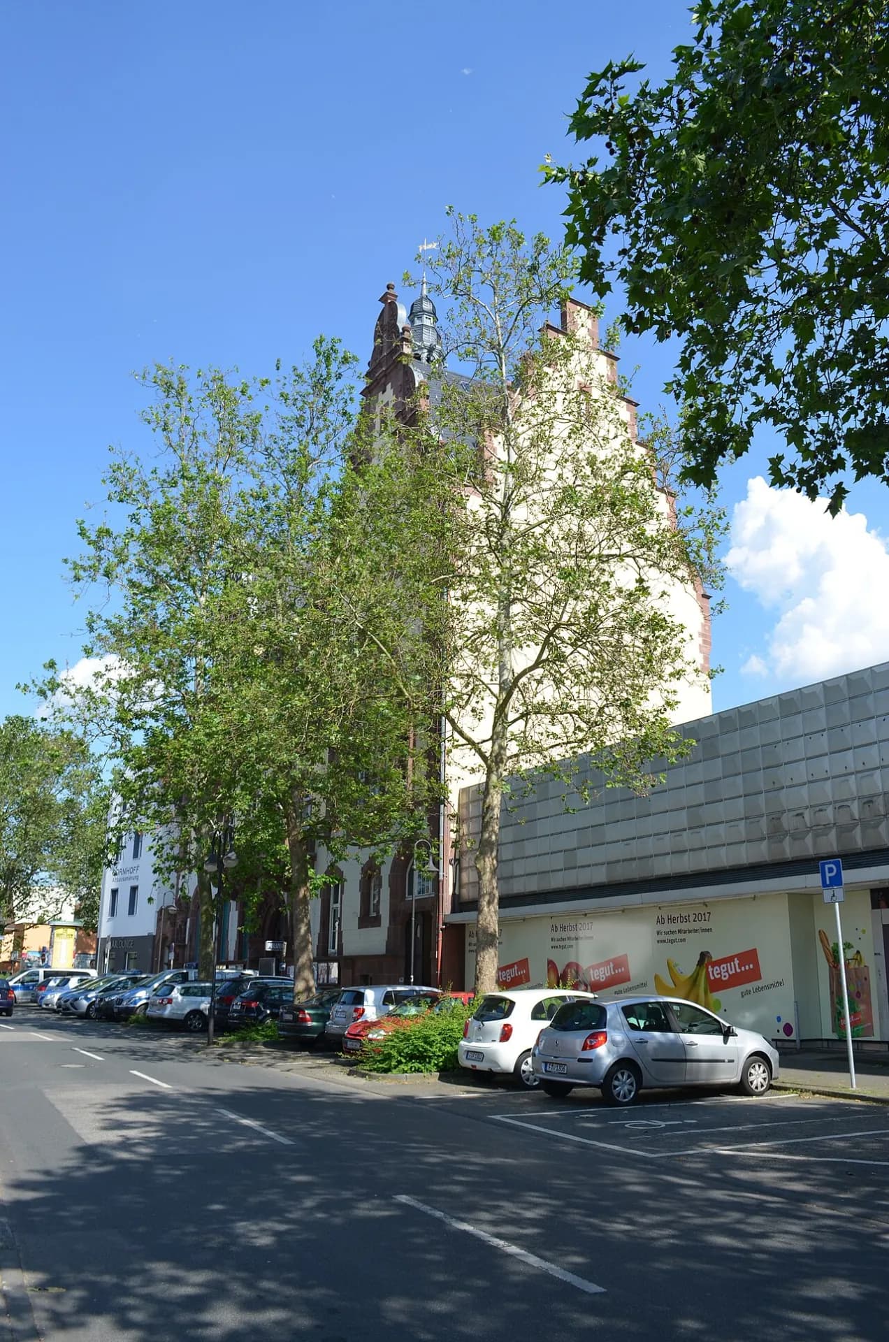 Straßenzug am Rathaus in Frankfurt Fechenheim