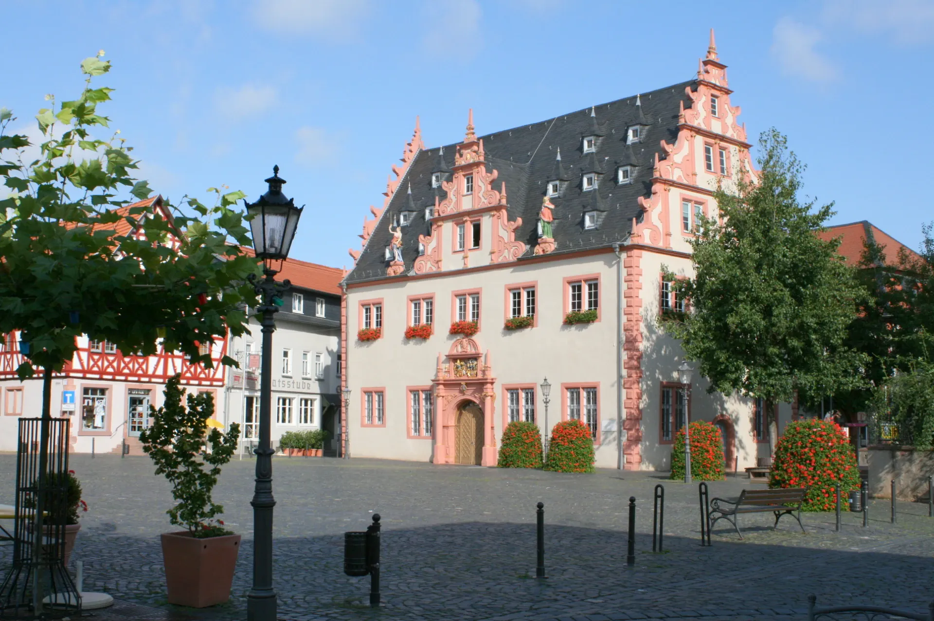 Giebel des Renaissance-Rathauses in Groß-Umstadt