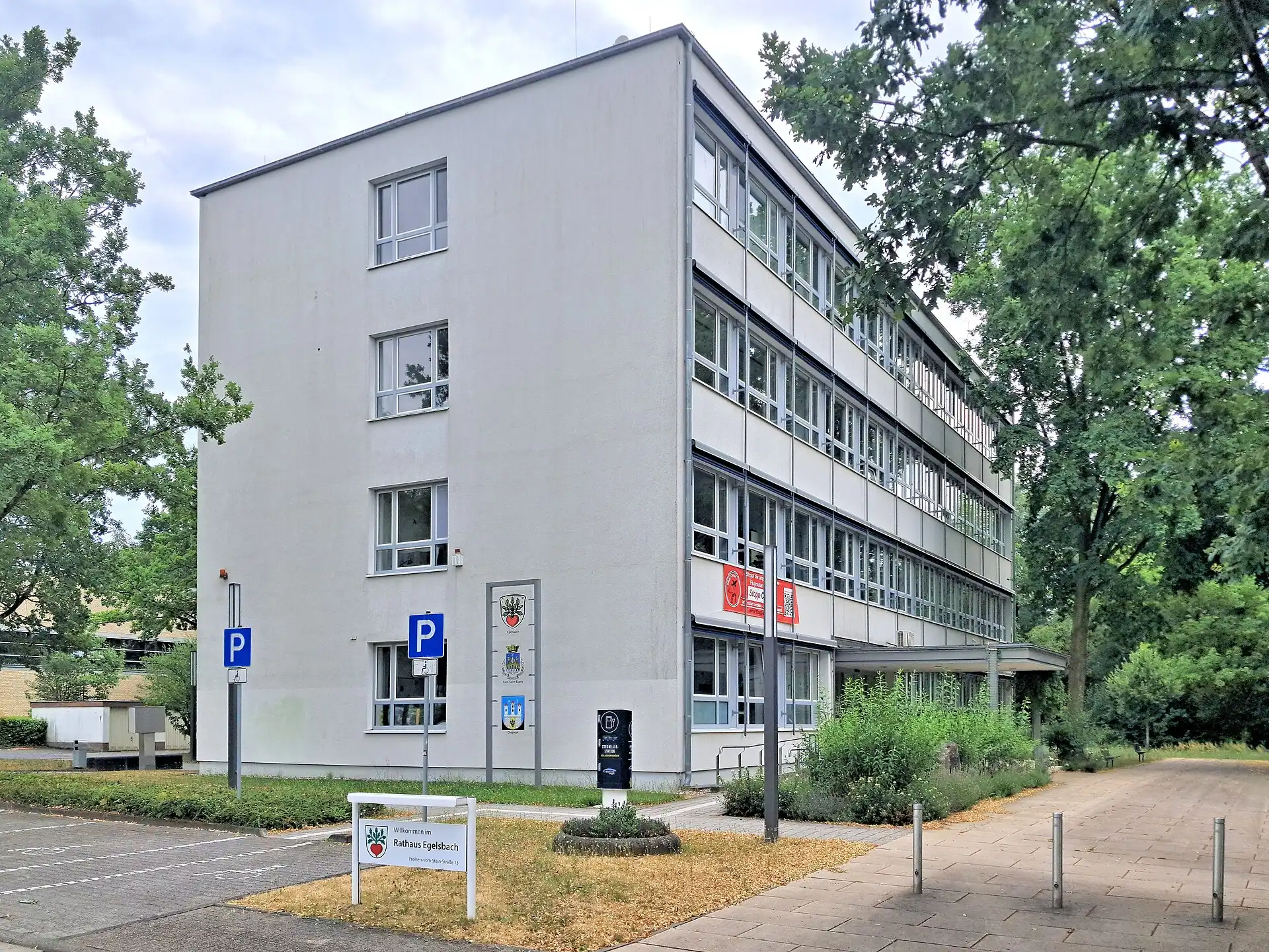 Rathaus in Egelsbach mit Vorplatz